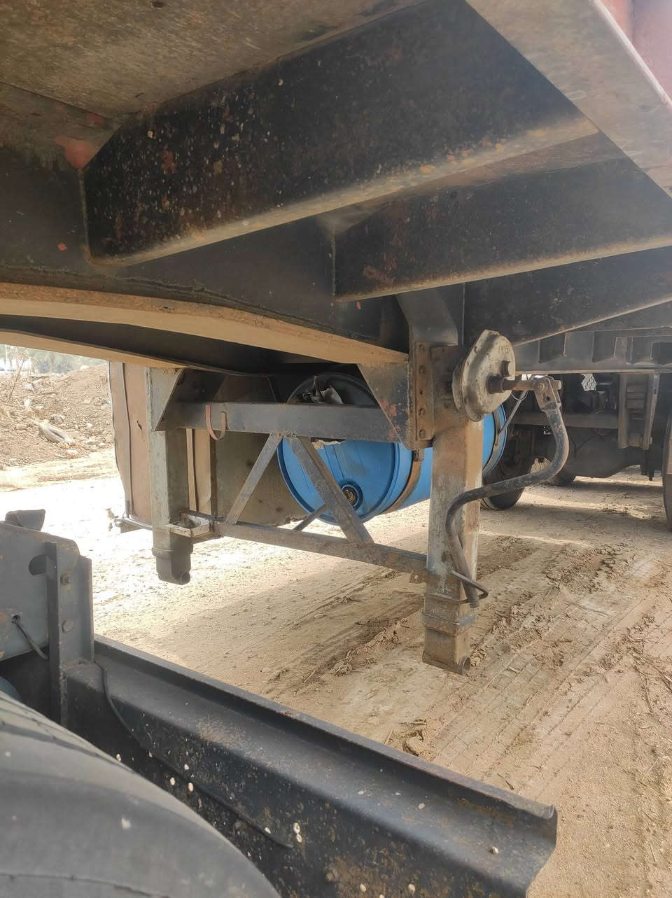 السلام عليكم عربانه حداديه طوله 12ونص  شاصي 16مكفول عربانه جديدة وكامله تخم تاير نقص زوج فقط كهربائيات جديده السعر 80 ورقه وبيه مجال 
***********
