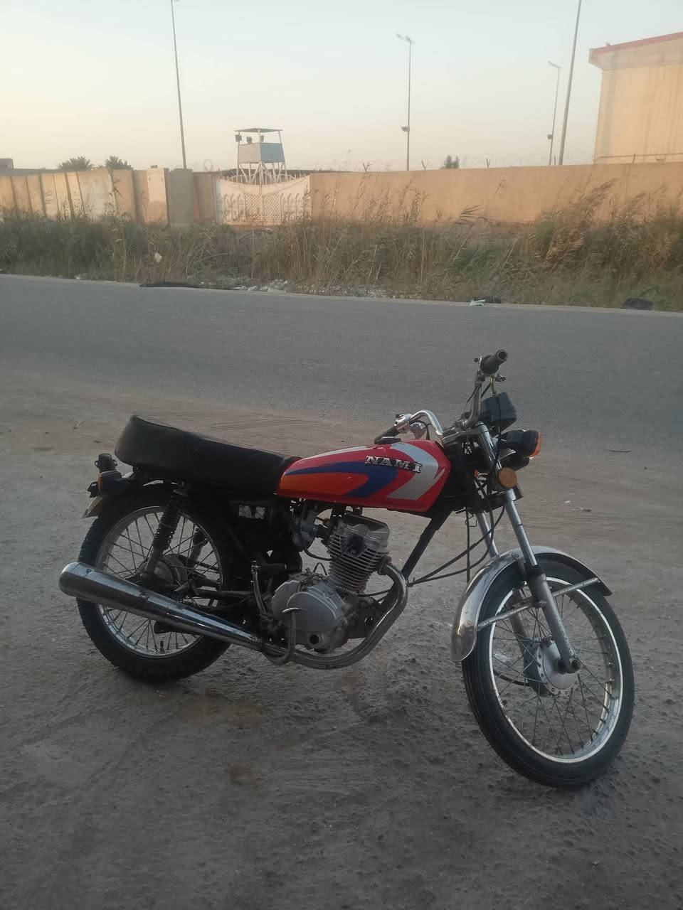 سلام عليكم دراجه موديل 21 اصولي كلشي شغال بس كهربايات واكفه من الباتر السعر450 رقمي***********
