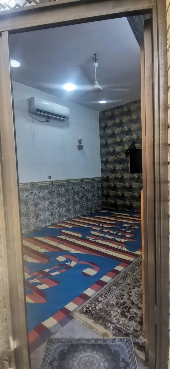 دار للبيع في منطقة الخطيب الزراعي – شارع الشركة (مقابل سكلة حيدر الكناني)
فرصة مميزة للسكن أو الاستثمار في موقع تجاري ممتاز ومتكامل بالخدمات.

📍 الموقع: الخطيب الزراعي – شارع الشركة – مقابل سكلة حيدر الكناني
📐 المساحة: 100 متر مربع
📌 الواجهة: 8 متر
📌 النزال: 12.5 متر

🏠 الدار مكون من 3 طوابق

الطابق الأول يحتوي على:
• 🛋️ استقبال
• 🏡 حولي
• 🛏️ غرفة
• 🍽️ مطبخ حار
• 🍽️ مطبخ بارد
• 🚿 حمام داخلي
• 🚿 حمام خارجي

الطابق الثاني يحتوي على:
• 🛏️ 3 غرف نوم
• 🚿 حمام
• 🌅 بلكونة خارجية
• 🏡 هول داخلي

الطابق الثالث يحتوي على:
• 🏡 حولي
• 🛏️ غرفة
• 🏠 سطحين

💰 السعر النهائي: 160 مليون دينار (قفل)

للاستفسار أو حجز موعد للمعاينة يرجى التواصل على الخاص.
📞 ***********

#دار_للبيع #الخطيب_الزراعي #بغداد #شبكة_دلال_العراق
