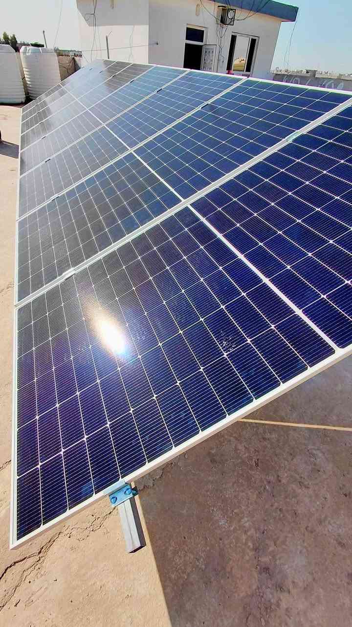 🔆 إنجاز نوعي جديد يُضاف إلى سجل النجاحات
📍 من موقع العمل – اورتخراب
🗓️ الاحد 15 / 2 / 2026
في خطوة جديدة تعكس الريادة والاحتراف في مجال الطاقة المتجددة، يعلن مكتب روژ للطاقة الشمسية عن إكمال مشروع استراتيجي مميز تمثّل بـ تحويل منزل السيد علي ابو رسول إلى منظومة طاقة شمسية متكاملة تعمل بكفاءة عالية واستقرار تام.
⚡ تم تنفيذ المشروع بسعة 16 أمبير نهاري و15  أمبير ليلي، لتوفير طاقة كهربائية مستقرة وآمنة على مدار الساعة، مع تقليل الاعتماد على الشبكة الوطنية والمولدات، وفق أعلى معايير الجودة والكفاءة والاستدامة البيئية.
🌞 يأتي هذا المشروع ضمن رؤية مكتب روژ الهادفة إلى نشر ثقافة الطاقة النظيفة، ودعم التحول الحقيقي نحو الطاقة المتجددة في إقليم كردستان والعراق عموماً.
🔧 مواصفات المنظومة المنفذة:
▪️ ألواح Allolla بقدرة 600واط
▪️ عدد الألواح: 8 لوحاً
▪️ ضمان الألواح: 12 سنة
▪️ إنفرتر Allolla بقدرة 6 كيلوواط – ضمان 3 سنوات
▪️ بطاريتا ليثيوم بسعة 15 كيلوواط – ضمان 5 سنوات
✨ مشروع جديد يرسّخ الثقة… ويؤكد أن روژ ليست مجرد شركة، بل شريك حقيقي في الاستقرار الطاقي.
🔥 هل تفكر بتحويل منزلك أو مشروعك إلى طاقة مستقرة وموفّرة؟
مكتب روژ للطاقة الشمسية يقدّم لك حلولاً ذكية مصممة حسب احتياجك وبأحدث التقنيات العالمية.
📞 للتواصل والاستفسار:
👷‍♂️ مهندس قيدار
*********** – ***********
👤 سلام سلو
*********** – ***********
#طاقة_شمسية #مكتب_روژ_للطاقة_الشمسية #HighVoltage
#الاستدامة #طاقة_متجددة #روژ_تبدع
#أربيل #بعشيقة #هولير #العراق
