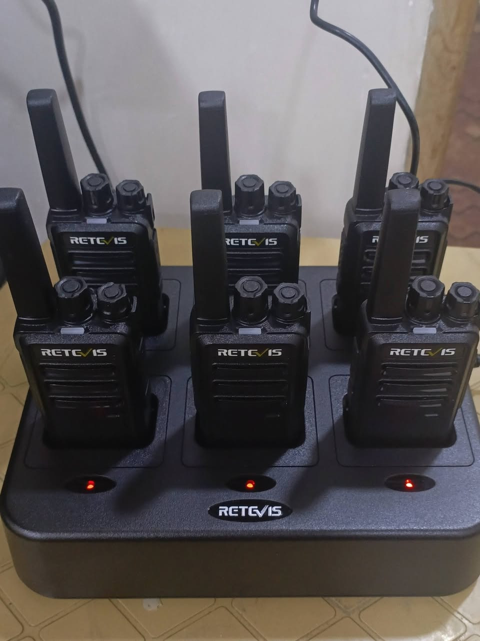 السلام عليكم اجهزة هوكي توكي عدد 6 مع قاعدة الشحن وسماعات هيتفون وحامل جهاز كامل التفاصيل بالفيديو والصور طبعأ جديد غير مستخدم المهتم يراسلني على الخاص ويدلل
================
هذا المنتج هو جهاز اتصال لاسلكي (Walkie-Talkie) من نوع Retevis RT668. 
نوع الجهاز: جهاز لاسلكي تناظري ثنائي الاتجاه (Analogue Two-Way Radio). 
التردد والمدى: يعمل على تردد PMR446 (لا يحتاج لرخصة في معظم الدول) بمدى يصل إلى 3 كيلومترات. 
المميزات الرئيسية: يحتوي على 16 قناة، بطارية قابلة لإعادة الشحن بسعة 1200mAh، وميزة VOX للاتصال بدون استخدام اليدين.


**إذا كنت صاحب هذا الإعلان وتريد حذفه لأي سبب، رجاءا أرسل رسالة إلى الدعم الفني**