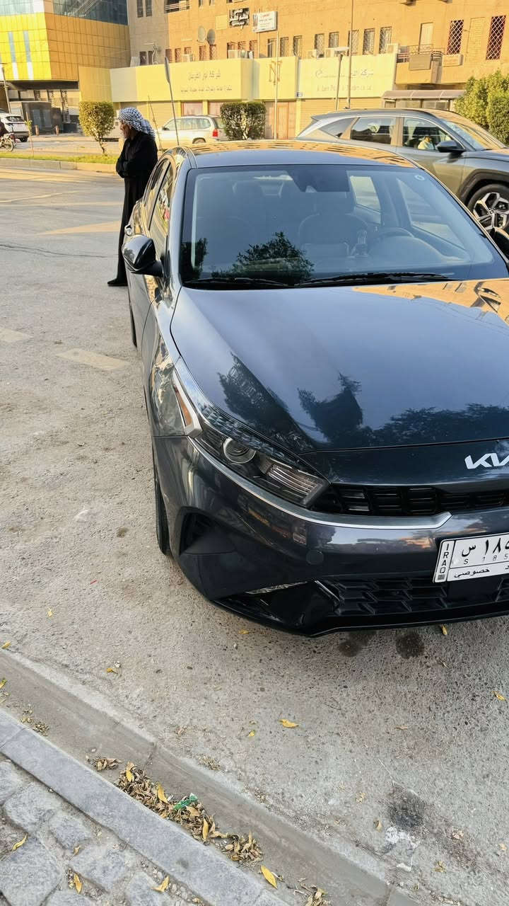 السلام عليكم للبيع او المراوس باحدث كيا فورتي موديل 22 رقم بغداد معوقين ماشيه 53 الف مكينه الفين دوش كير اي في تي بلادي مو سي في تي ويل كب مري شفط بجم زنون اصلي بلوجكترات وناصي عالي شاشه وكامره وتحكم كامل ورادار وتحديد مسار كله بلادي سياره جدا نضيفه بيها بنيد فقط صبغ وجاملغ امامي بارد قليل من يم اللايت عنوان بغداد حي الجهاد 
***********
***********
