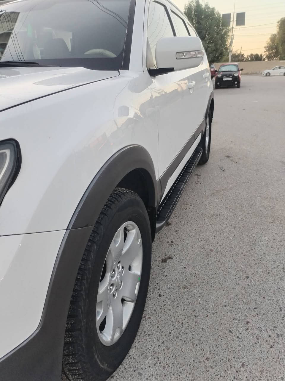 ٢. غرفته جديده تخبل. رقم جديد وهزه جديده. هسه تصور واضح حته عالم شوف زين 
٣. قبل يومين بدلت قاعده كامله سعره ١٠٠ الف وبدلت نوزلات هم سعرهن ١٢٥ الف ودامه كامله. الدهن هم قبل يومين بدلته الله يشهد عليه بل عافيه الي ياخذه ما توكفه له ٣ سنوات ما عليه شيء حته ابويه يدير له بانزين محسن. حته فتحه مال سقف تشتغل بلادي 
٤. تبريد نعمه تايرات الامامي جدد والخلفي نص عمر.
٥. سياره بيه قطعتين صبغ فقط يعني لا تبديل ولا دواخل فقط صبغ.
٦. سياره فول موصفات ما عده بصمه 
سعره ١٣٠ وبيه مجال حق جيه.
مكاني الشعب هذا رقمي *********** 
سلام عليكم كيه مهافي خليجي موديل ١١ سياره  محدث دعاميه مال ١٥ جديده مال بيت مال والدي يروح الدوام تبقه ٣ تيام ما مشتغله ويرجعه بيه نفس شيء.
