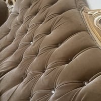 كنبة ملكية • أضرار بالقماش • قليل الاستخدام