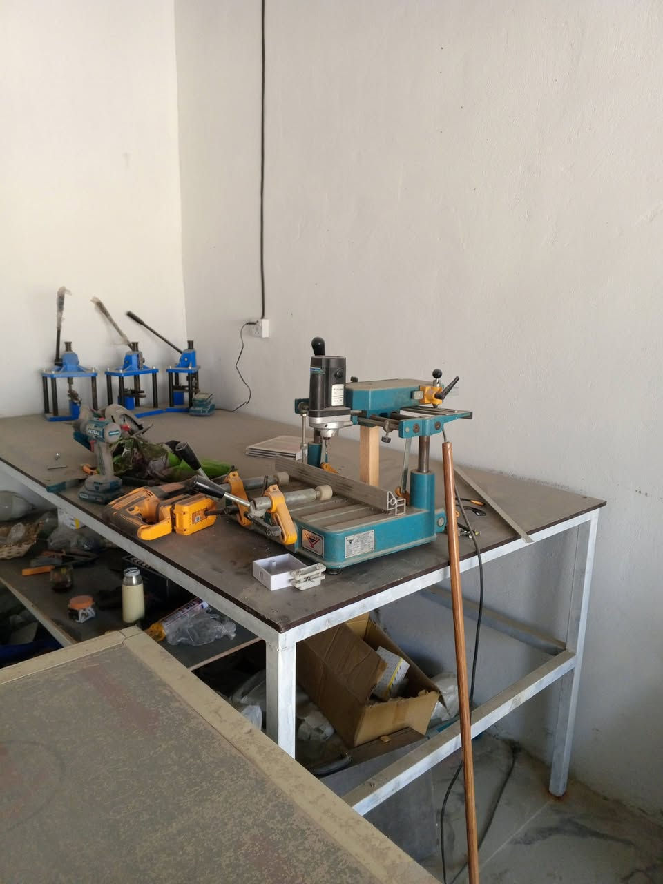 سلام عليكم معمل للبيع  ثنايه ومكص اركان جدد مامستخدمات مع ثقابات سلايت ومفصلي عدد ثلاثه مع كتر مستعمل وفرادة كيلون الاصدار القديم  الاصلي مع  ميز ودريلات شحن عدد ثنين وهمر شحن وكتر يدوي  للاستفسار الاتصال ***********
