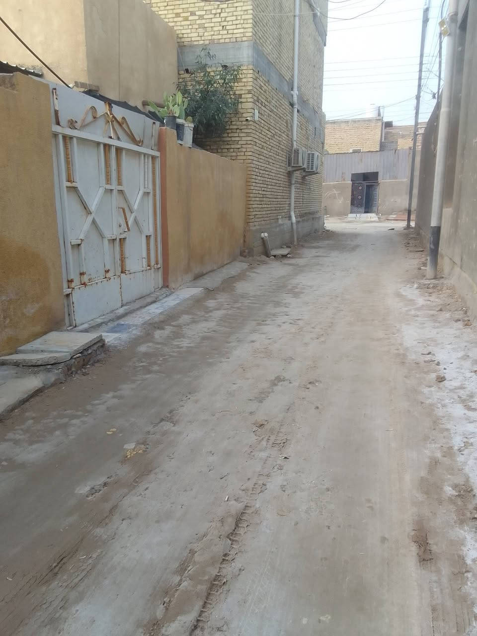 سلام عليكم من رخصة مدير الاكروب بيت للبيع المساحه 190 منطقة الدجين قرب حسينية صدر العراق الثالث شارع بيت حنون البيت بي ثلاث غرف+ديوانيه وهول ومطبخ وصحيات البيت كلش قريب ع الشارع السعر 58 وبي مجال قليل كافة الخدمات موجوده الاستفسار على الرقم ***********
