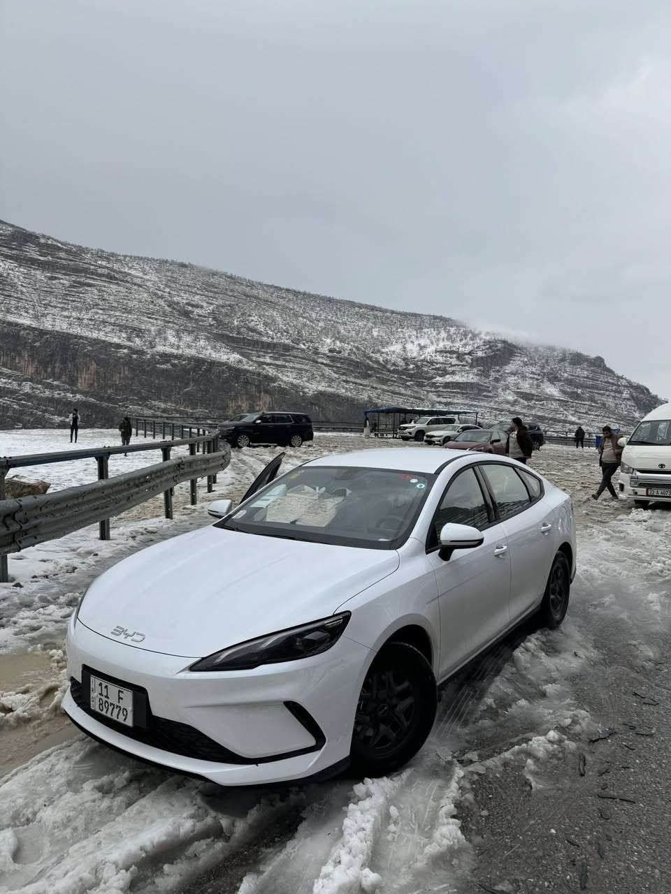 سلام عليكم BYD سيل 05 للبيع 
مكفولة من الصبغ والبارد 
داخل ابيض
سيارة جديدة وما ناقصها شي وبأسمي
ماشيه ١٠٠٠٠ 
سعر ١٩.٨٠٠ بيها مجال شي بسيط 
مكاني بغداد 
***********
