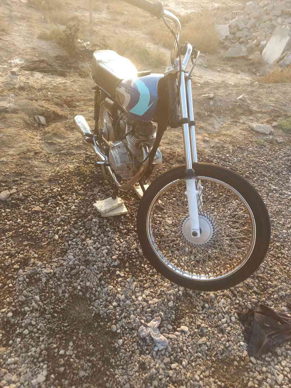 السلام عليكم دراجه للبيع ماكينه ارشه نظيفه موديل 2017 دراجه نضيفه كلجات جدد البارحه شديدهن كابريتة جديده عقل كوين  كله جديد ضفيره جديده السعر275 وبيهاا مجال للطيبين مكان ديوانية السنية خاص مفتوح للاستفسار ***********💔💘
