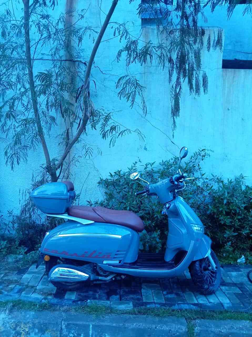 الانيقة Keeway Verzilia😎💪
بنيلي براند امتياز إيطالي 🇮🇹
الدراجة مرقمة وبيها سنوية
المواصفات 
محرك: سلندر واحد، 4 أشواط، تبريد هوائي
نظام الوقود: حقن إلكتروني EFI
القير: أوتوماتيك CVT (سير)
التشغيل: كهرباء + كيك ستارت
القوة: حتى 7.2 كيلوواط
الاستهلاك: 2.4–2.8 لتر / 100 كم
الفرامل: دسك أمامي، خلفي دسك/طبل
الإطارات: 120/70-12 أمام وخلف
خزان الوقود: 5 لتر
الوزن: 107 كغم
الحمولة: 150 كغم

السعر 1,650,000 دينار وبيها مجال 
الدراجة ماخذه زيرو من الشركة قبل سنه ونص ومماشيه هواي
8440 ميل 
14,000 كيلو تقريباً 
دراجة الشكل جميل وكلاسك وكعدتها مريحة وسياقته حلوه
اضافه الى وجود خوذه والجنطة

التواصل على الرقم ***********
