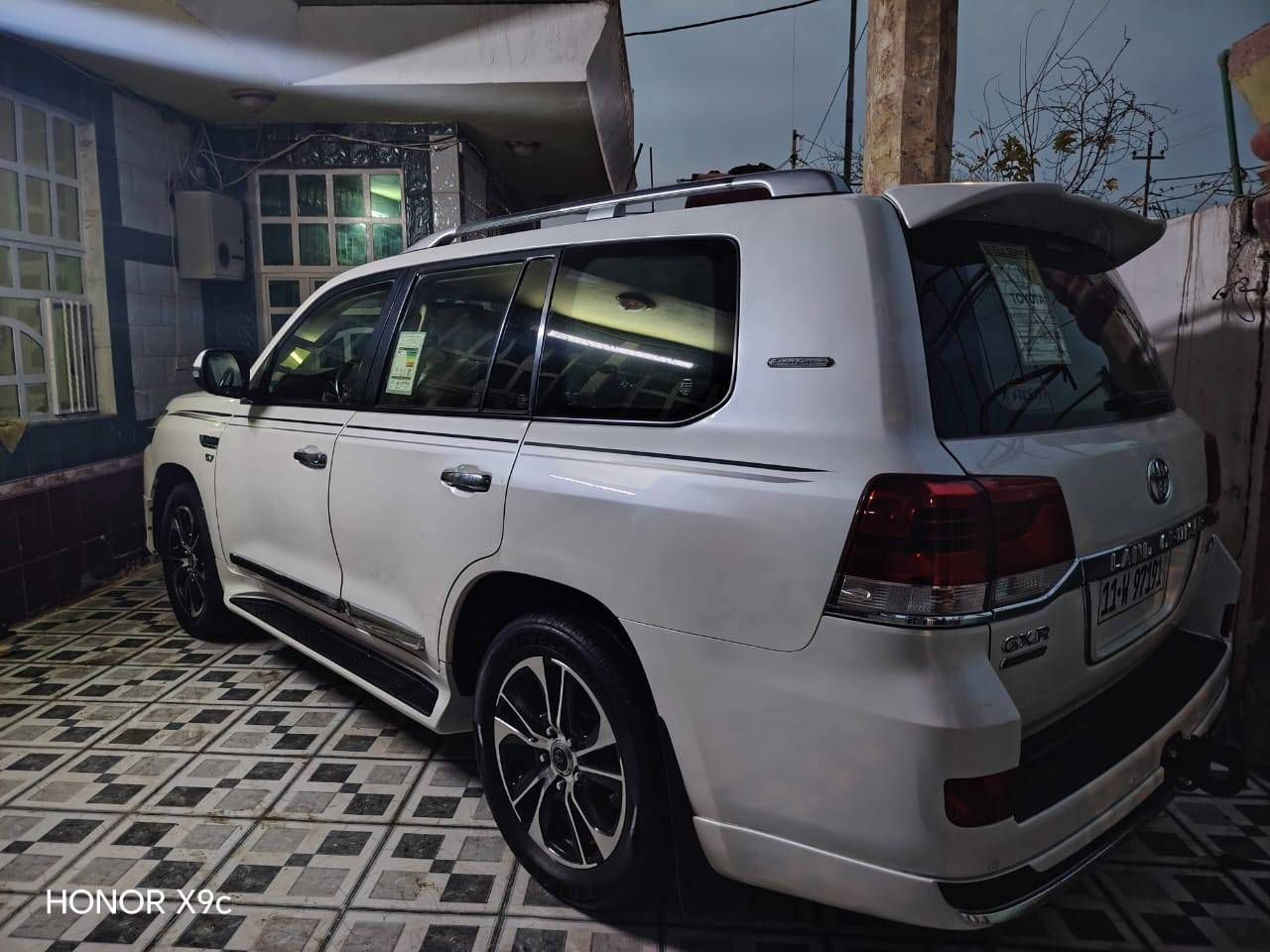 السلام عليكم تويوتا لاندكروز للبيع 2019 فول مواصفات واحد على واحد رقم بغداد دولي بسمي هزه جديده سياره جديده بمعنى الكلمه جاهزه من اي نقص اعله فئه مكينه 5.7 فول ال فول خمس بصمات السياره بيه صبغ صفحه السايق قطعتي جاملغ الأمامي وباب ول وبنيد شويه  و جه اليمنه بيه باب الخلفي السعر 415.  رقم الهاتف ***********
