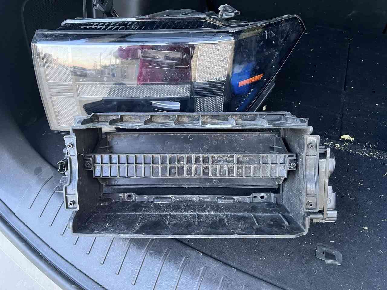 هوائيه يسار
جهة السايق. كامله سعرها 3 اوراق 

مازده. لايت ايسر امريكي بيه ضرر بسيط سعرها 3 اوراق 

البرده او الهوائيه الجوه بيها ضرر بسيط. سعرها  ورقه ونص


**إذا كنت صاحب هذا الإعلان وتريد حذفه لأي سبب، رجاءا أرسل رسالة إلى الدعم الفني**