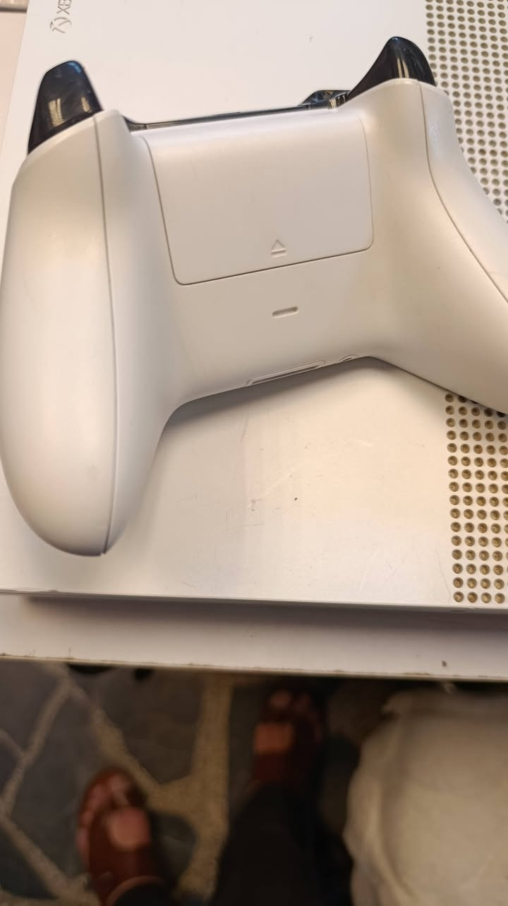 ​🎮 للبيع: Xbox One S - بحالة ممتازة جداً 🎮
المواصفات المميزة:

​الموديل: Xbox One S (النسخة النحيفة).

​الذاكرة: 500 جيجابايت.

​الحالة: نظافة الجهاز 95%، استخدام قليل جداً (شبه جديد).

​الضمان الشخصي: الجهاز شغال 100% وغير مفتوح للتصليح نهائياً.

​الملحقات: اليد الأصلية (نظيفة جداً وبأداء ممتاز) + كافة الأسلاك والملحقات الأصلية.

​التفاصيل المالية والموقع:

​السعر: 230,000 دينار عراقي.

​الموقع: بغداد - بغداد الجديدة.

​للتواصل والاستفسار:

📞 الاتصال أو مراسلة واتساب على الرقم: ***********

