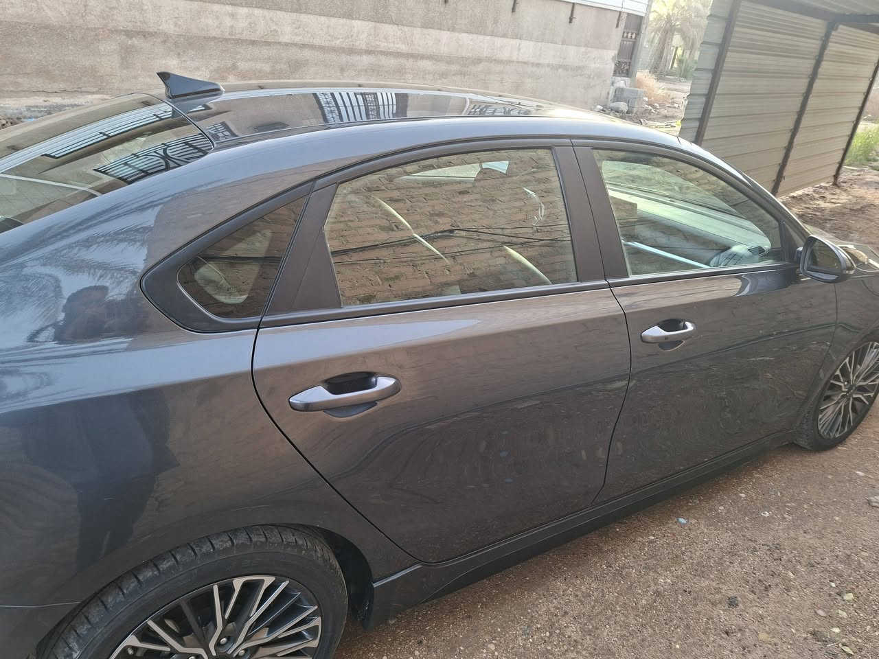 السلام عليكم كيا فورتي موديل ٢٢ جيتي لاين فول مواصفات سياره جديده الضرر موضح بالصوره ولباقي مكفول اي استفسار هذا رقمي سياره رقم بغداد ***********
