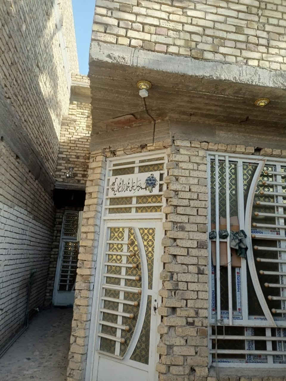 بيت للبيع 

مساحة ١٠٠م

يحتوي على

 _استقبال

 _صاله

_غرفه طابق اول

 _غرفه طابق ثاني

_ومجمع صحيات داخليه وخارجية 

العنوان  /الحمزة الغربي _الحي العسكري شارع المستوصف  _نهاية شارع حسينية الزهراء 

السعر  ٦٠ وبي مجال 

للاستفسار والاتصال 
***********
