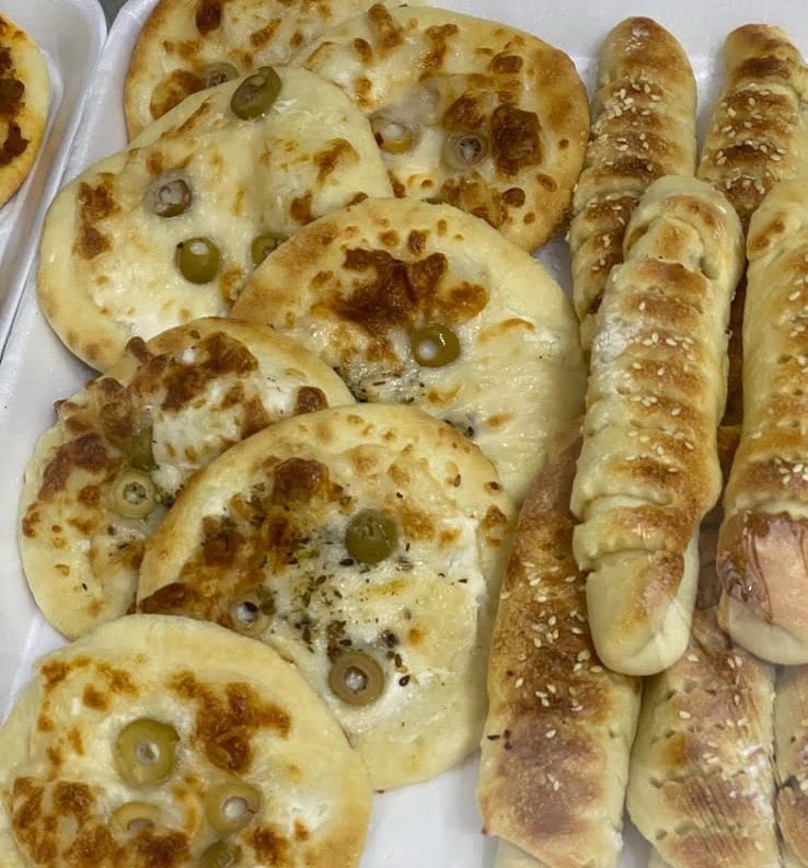 معجناتنا غير طعم 😋🥐
هشاشة بالعجينة، وحشوات تشهي، وطعم يرد الروح ✨
كلها تنعمل يومياً حتى توصلكم طازجة ولذيذة �