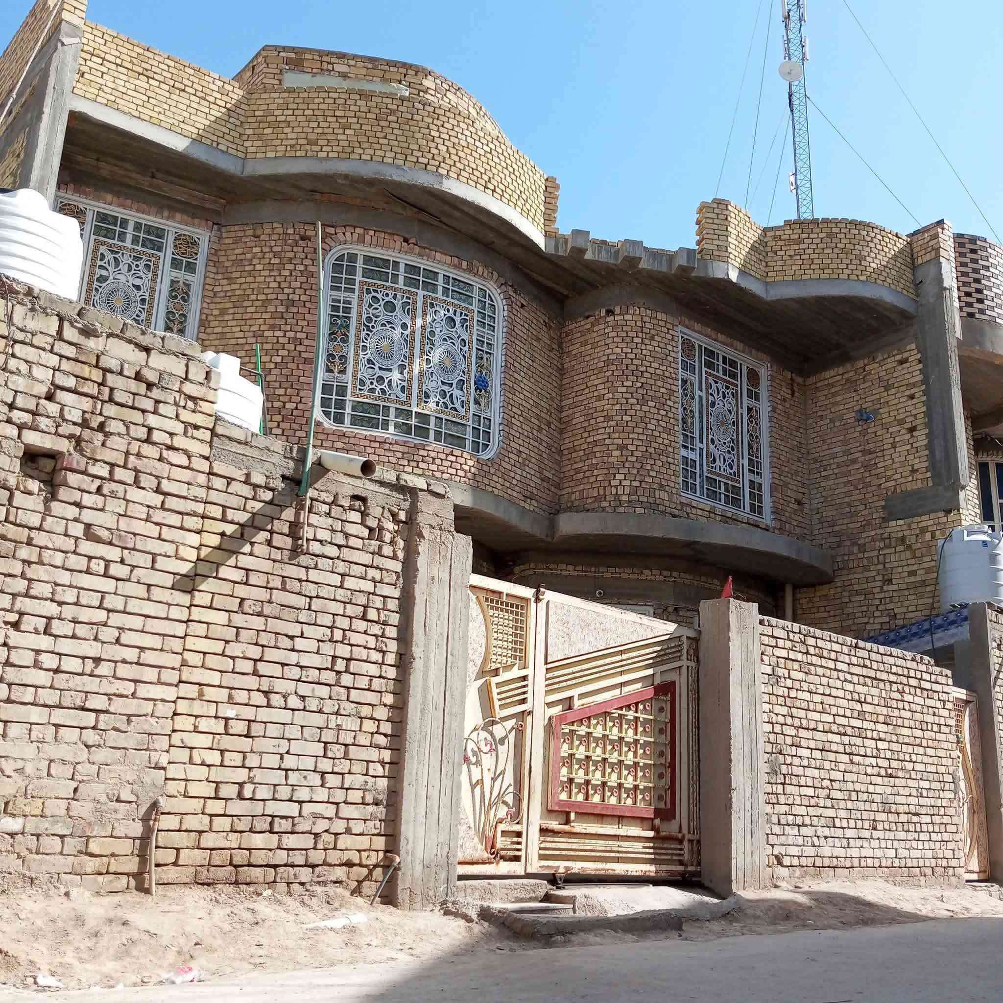 دار للبيع مساحه 212
الطابق الارضي
#غرفتين 
#صاله 
#مطبخ
#استقبال
الطابق الثاني 
#ثلاثة_غرف
#صاله 
#مطبخ
#صحيات 
مكانه حاوي العباس قريب عل شط اول فرع على اليمنه 
صب بل باب جميع الخدمات متوفره مدرسه قريبه 
#سعر_خاص


**إذا كنت صاحب هذا الإعلان وتريد حذفه لأي سبب، رجاءا أرسل رسالة إلى الدعم الفني**