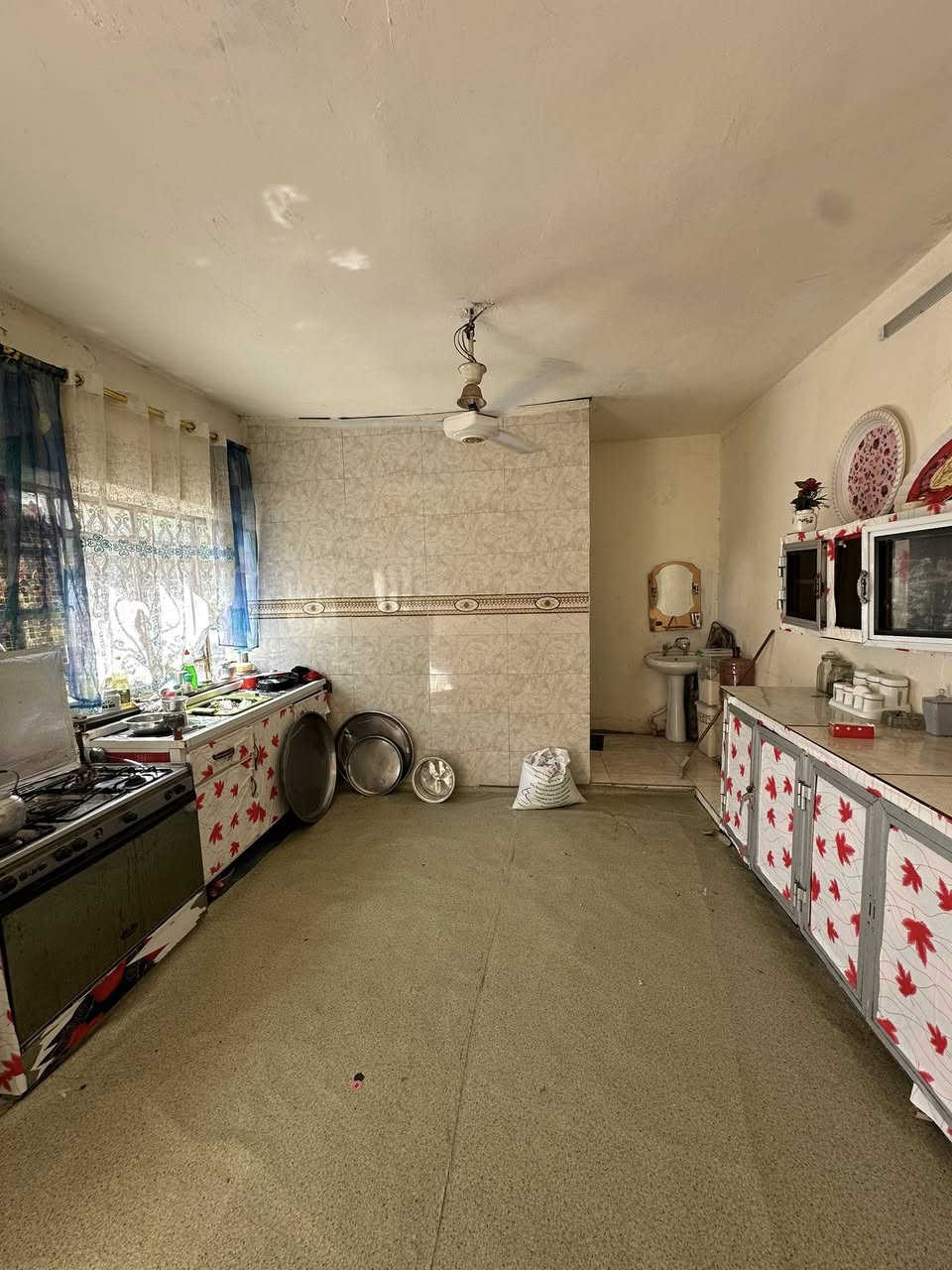 سلام عليكم بيت مساحه 250متر مكانه بغداد دوره شارع مول لكوخ يحتوي عل ستقبال وغرف نوم 2ومطبخ وصاله وصحيات داخليه وخارجيه وكراج اي ستفسار ***********

