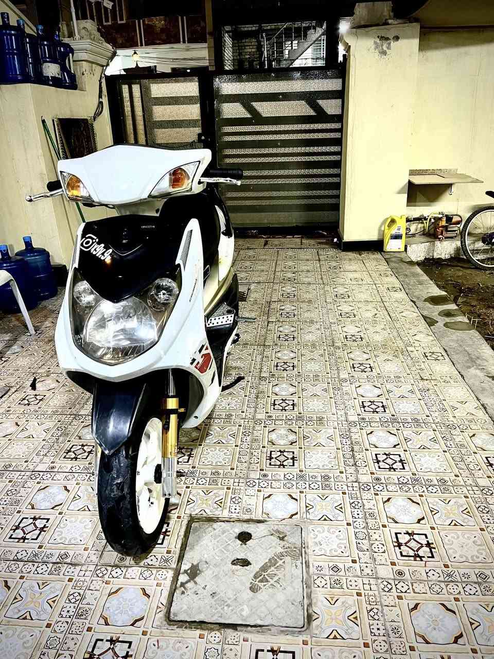 سكنس فحل طلاعات 
بيها صدر وفج
وصالنصه صجميه
وكور تتمارك 
وعنبار ويدات
وكلجات كوسو 
وعضمه رياضي 
وفراك 
وجويتر جبير رياضي 
مكينه ممفتوحه ممعروفه شلعتها حلوه 
950 وبيها مجال قليل 
***********
