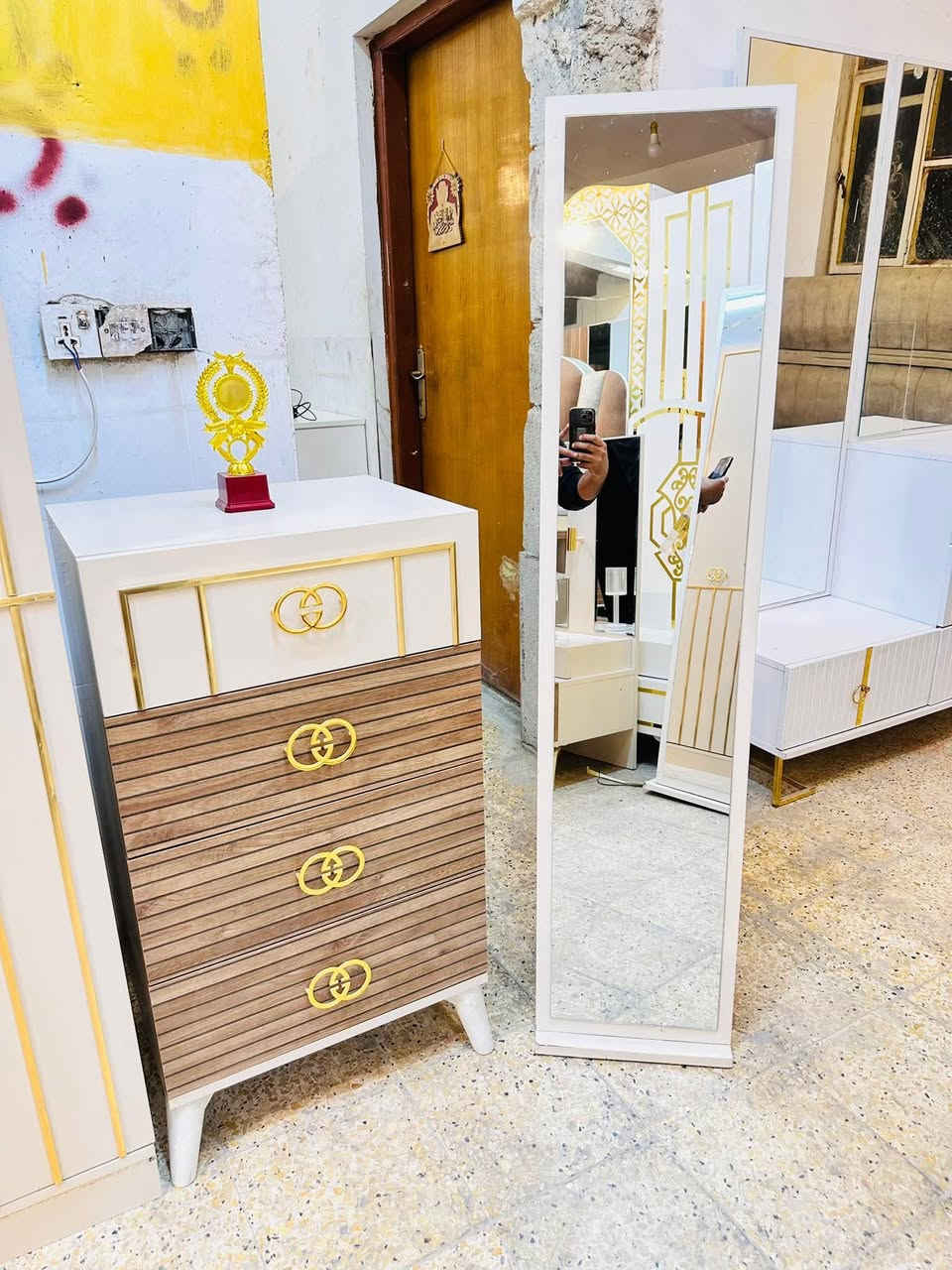 غرفه نوم تركي 🇹🇷درجه اولاً 
مديل حديث استخدام قليل 
تتكون من 10 قطع 
+كنتور اضافي بابين + برغي وجوي حديد + شازلون مخزن سرير مخزن جكات + اناره شغاله 💡+قماش وتر بروف 
سعر مليون 150
تشمل التوصيل والشد داخل بغداد مجاناً باقي المحافظات كروه رمزيه


**إذا كنت صاحب هذا الإعلان وتريد حذفه لأي سبب، رجاءا أرسل رسالة إلى الدعم الفني**
