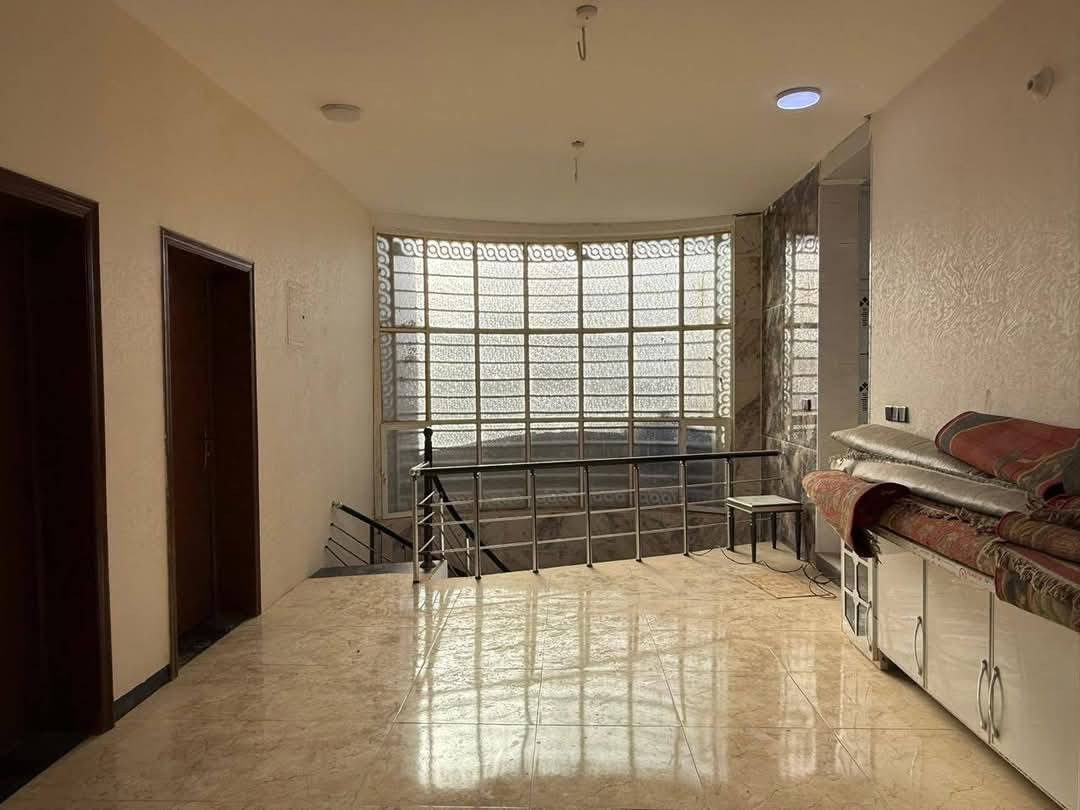 دار للبيع 
المساحة 200م 
سند طابو زراعي 
الموقع: 
شارع ٨٠ كربلاء قرب مول نون 
المحتويات:
استقبال مع اربع غرف نوم ومطبخ حار وبارد و3 مجمعات صحية البيت بناؤه حديث …
للاستفسار الاتصال على 
 ‏***********‬‏
