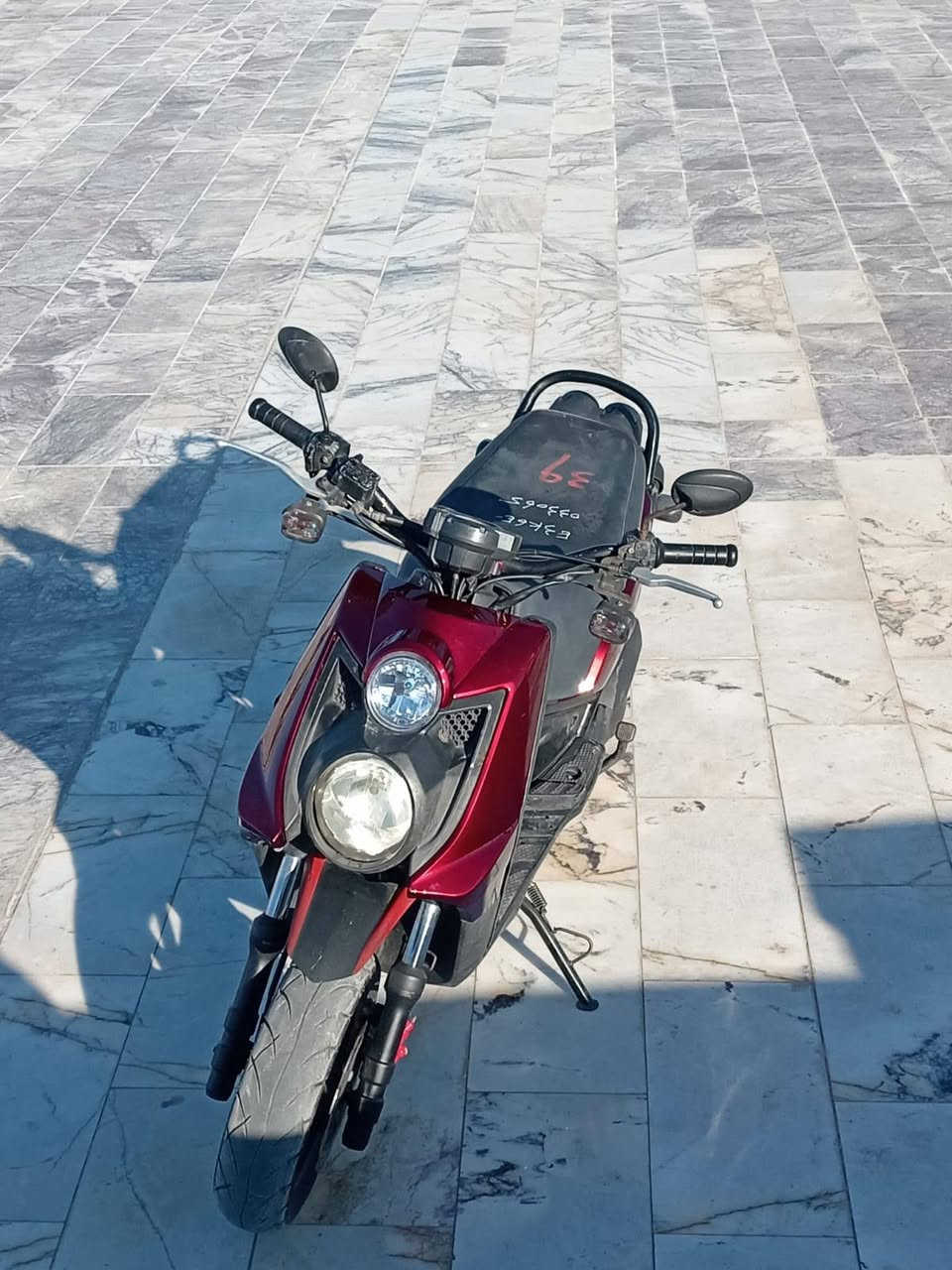 سلام عليكم دراجه للبيع سكنس جبلي والمكينه ما مفتوحه ومكفوله كفاله عامه من الويل للويل والدراجه وكيل ستوني طلعتها رمبه وبيها اوراق ورقم ولدراجه ما ملعوب بيها على وضع الشركه ولسعر [مليون 950]و بيها مجال بصيط العنوان ميسان المجر الكبير الرقم 7780500572
