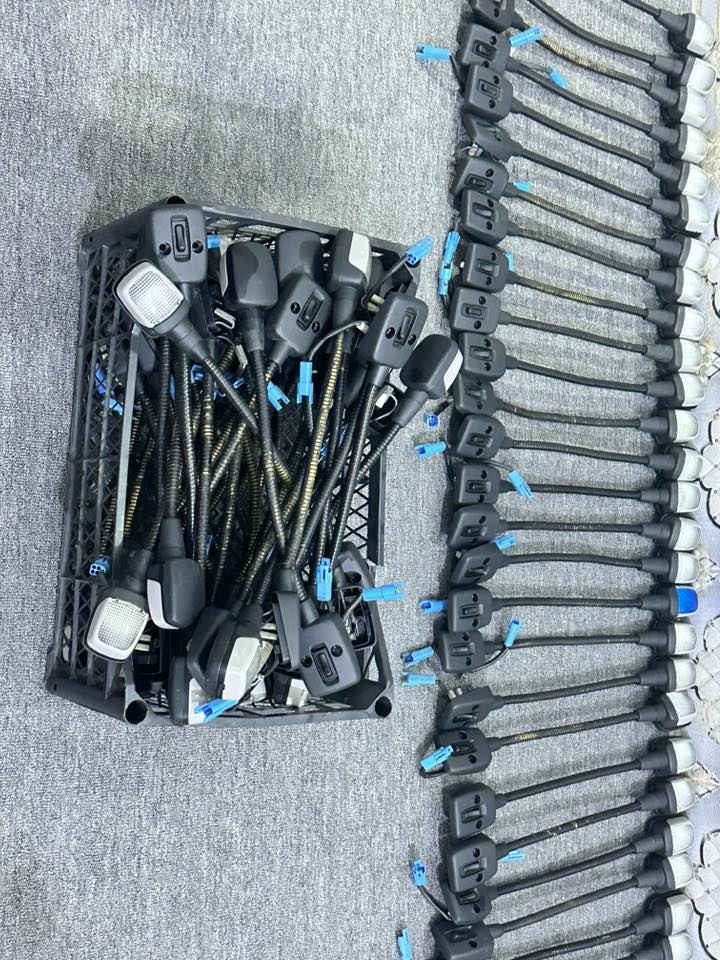 سلام عليكم يوجد لدينا شموع للكوسترات والسيارت الصغيرة والكبيرة  والسعر لقطعه 20 الف للاستفسار على الرقم *********** يوجد توصيل كافه المحافضات رقم الاسيا ***********
