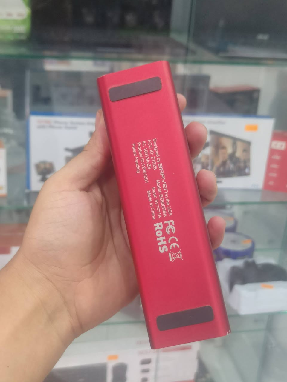 قوة الصوت وتصميم الأناقة.. مكبر الصوت الأمريكي Braven 600 بين يديك! 🔊✨
​هل تبحث عن جهاز يجمع بين الفخامة في التصميم والتميز في الأداء الصوتي؟ يسعدنا أن نوفر لكم مكبر الصوت الأمريكي الشهير Braven 600 (حالة مستعمل بحالة ممتازة)، الخيار الأمثل لعشاق الصوت النقي والمحمول.
​لماذا Braven 600؟ إليكم أبرز ما يجعله استثنائياً:  
​هيكل من الألمنيوم المتين: مصنوع من الألمنيوم المستخدم في صناعة الطائرات، مما يمنحه قوة وصلابة وتصميماً عصرياً لا يضاهى.  
​تجربة صوتية غنية: مزود بمكبرات صوت HD مزدوجة مع مضخمات صوت سلبية (Passive Subwoofers) توفر لك صوتاً محيطياً قوياً ونقياً في أي مكان.  
​أكثر من مجرد مكبر صوت (Powerbank): يتميز ببطارية مدمجة سعة 1400mAh تمنحك حتى 12 ساعة من الاستماع المتواصل، ويمكنك استخدامه لشحن هاتفك في حالات الطوارئ!  
​حرية الحركة: يعمل بتقنية البلوتوث ليوفر لك حرية التنقل، مع إمكانية التوصيل عبر كابل AUX للأجهزة غير الداعمة للبلوتوث.  
​ميكروفون مدمج: يتيح لك إجراء مكالماتك بوضوح بفضل ميزة الميكروفون المدمج المخصص للمكالمات الجماعية (Speakerphone).  
​تفاصيل إضافية:  
​ميزة "Daisy-chain" لربط أكثر من مكبر صوت للحصول على قوة صوت أكبر.  
​تصميم مدمج وخفيف الوزن يجعله رفيقك المثالي في الرحلات، المكتب، أو المنزل.


**إذا كنت صاحب هذا الإعلان وتريد حذفه لأي سبب، رجاءا أرسل رسالة إلى الدعم الفني**