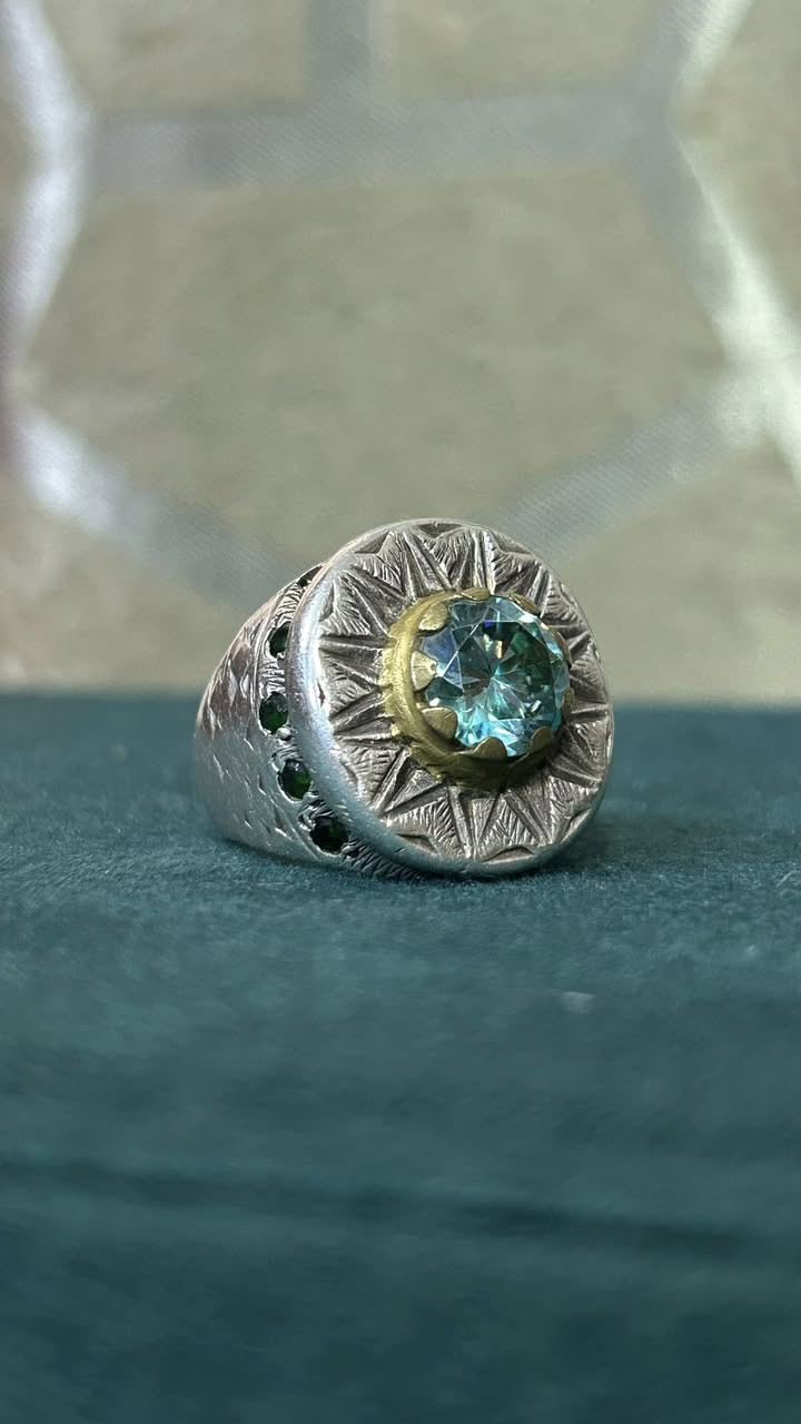 خاتم 💍فضة رجالي مزين بحجر الموزنيايت اللامع مأطر بتاج ذهبي سبع معادن مع نقوش يدوية هندسية و صف من احجار الزاركون الأخضر على الجانبين
قياس 18
السعر 75الف دينار عراقي 
للطلب و الاستفسار مراسلة الصفحة 
او على رقم واتساب ***********
