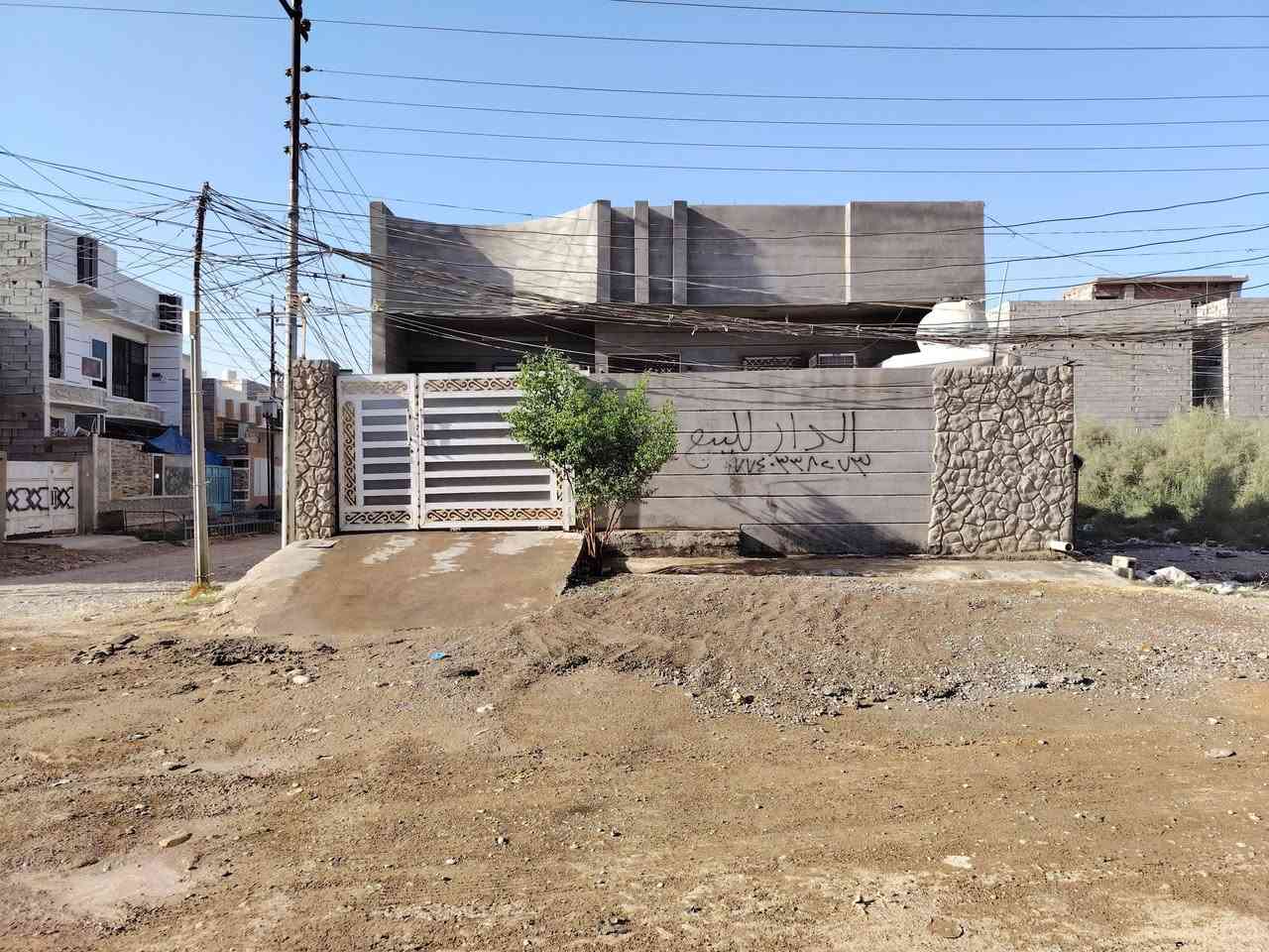 سلام عليكم دار للبيع المو شراي لا يتصل ولا يضل يتفلسف براسي رجائن  اني مو بياع شراي  محتاج فرق المساحة ١٥٠ ركن علا شارع ٦٠  سايدين واصل مي كهرباء مجاري فقط باقي تبليط اريد امراوس بقطعة بقريت مندلي قريبة علا كلية ديالى يم دائرت الكهرباء ولمدرسة. سعر الدار  ١١٠  كاطون الرحمة مجمع الصناعي قرب جامع مالك الملك  رقم الدار ٦٦٠٣  & ***********
