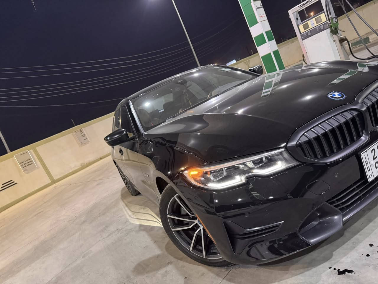 السلام عليكم ورحمة الله
للبيع BMW 330e هايبرد بلجن موديل 2022
النوع: BMW 330e (Plug-in Hybrid)
الموديل: 2022
اللون: أسود
هايبرد بلجن (تشحن كهرباء + بنزين)
 
الملاحظات:
مغلفة ببي اف 
الممشى 90 الف كيلو 
بيها تعديل بارد خفيف ببداية البونيد (غطاء المحرك)
تبديل قطع بلادية باب السائق والجاملغ الامامي 
تعديل بالهلال الخلفي فقط من الاسفل
تبديل القطة الداخلية لباب السائق
الإيربك بيها فقط بردة 

السيارة بشكل عام نظيفة ومحركها ممتاز وهايبرد اقتصادي جداً بالبنزين.
السعر: (245)
الموقع: (العلم )
للتواصل: (***********)
