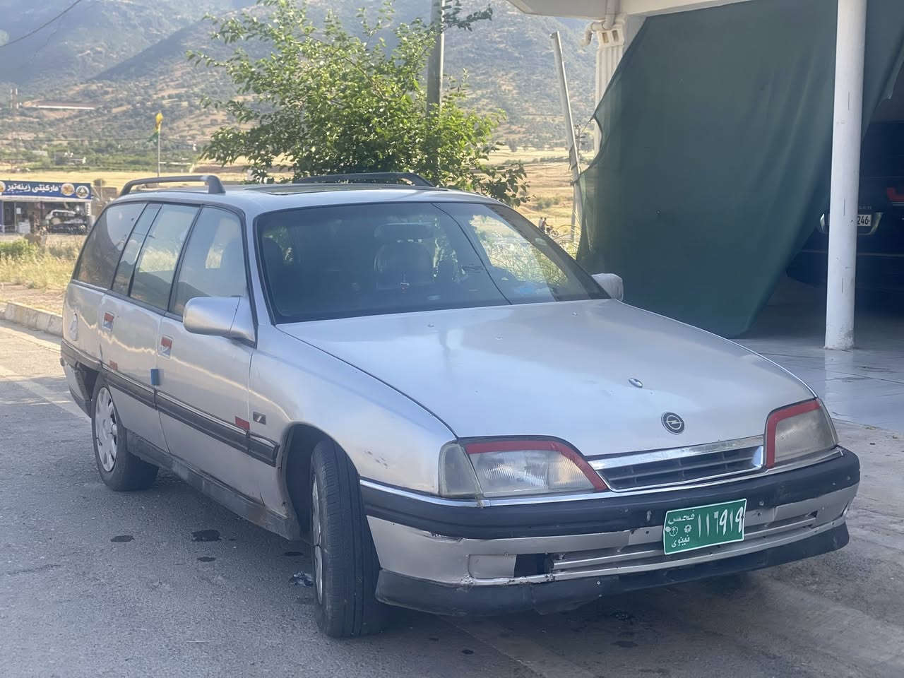 🚗 ئۆپڵ ئۆمیگا ستیشن بۆ فرۆشتن 🚗
سڵاو هاوڕێیان، ئەم ئۆمیگایەم هەیە بۆ فرۆشتن و تەنها بۆ موشتەری ڕاستەقینەیە:
 هەیکەل و دەرەوە: زۆر جوان و پاکە، بەبێ قەڵ و قۆپ و بەبێ شوخت.
 ژووری ناوەوە: ناوەوەی (داخیلی) زۆر جوان و توند و تۆڵ ماوەتەوە.
 مەکینە: ٢٠ قایش پان، مەکینەکەی وەک سەعات ئیش دەکات و بەشەرتی ١٠٠ فیتەر دەیفرۆشم.
 کارەبایی: کارەبایەتی گشتی مەجبووتە و هیچ کێشەیەکی نییە.
 شەرتەکان: سەیارەکە ماڵێکی بێ حەیبە، گێڕ، مەکینە، ئەکسل، و داروبەردی بەشەرتە.
 مەسرەف و نوقسانی: هیچ نوقسانییەکی نییە، بەبێ دوکەڵ، بەبێ غایس، و یەک دەنکە ڕزیوی تێدا نییە.
 بەڵگەنامە: وەرەقەی مرووری نەینەوای لەگەڵە.
⚠️ تێبینی: ئەگەر موشتەری نیت و کڕیار نیت، تکایە سەرم مەهێشێنە و کاتی خۆت و منیش مەگرە.
 نرخ: ١٣ گەڵا ($1,300) و تۆزێک مەجالی تێدایە.
 📍 شوێن: نەحیەی بالیسان
 📞 ژمارەی پەیوەندی: ***********
