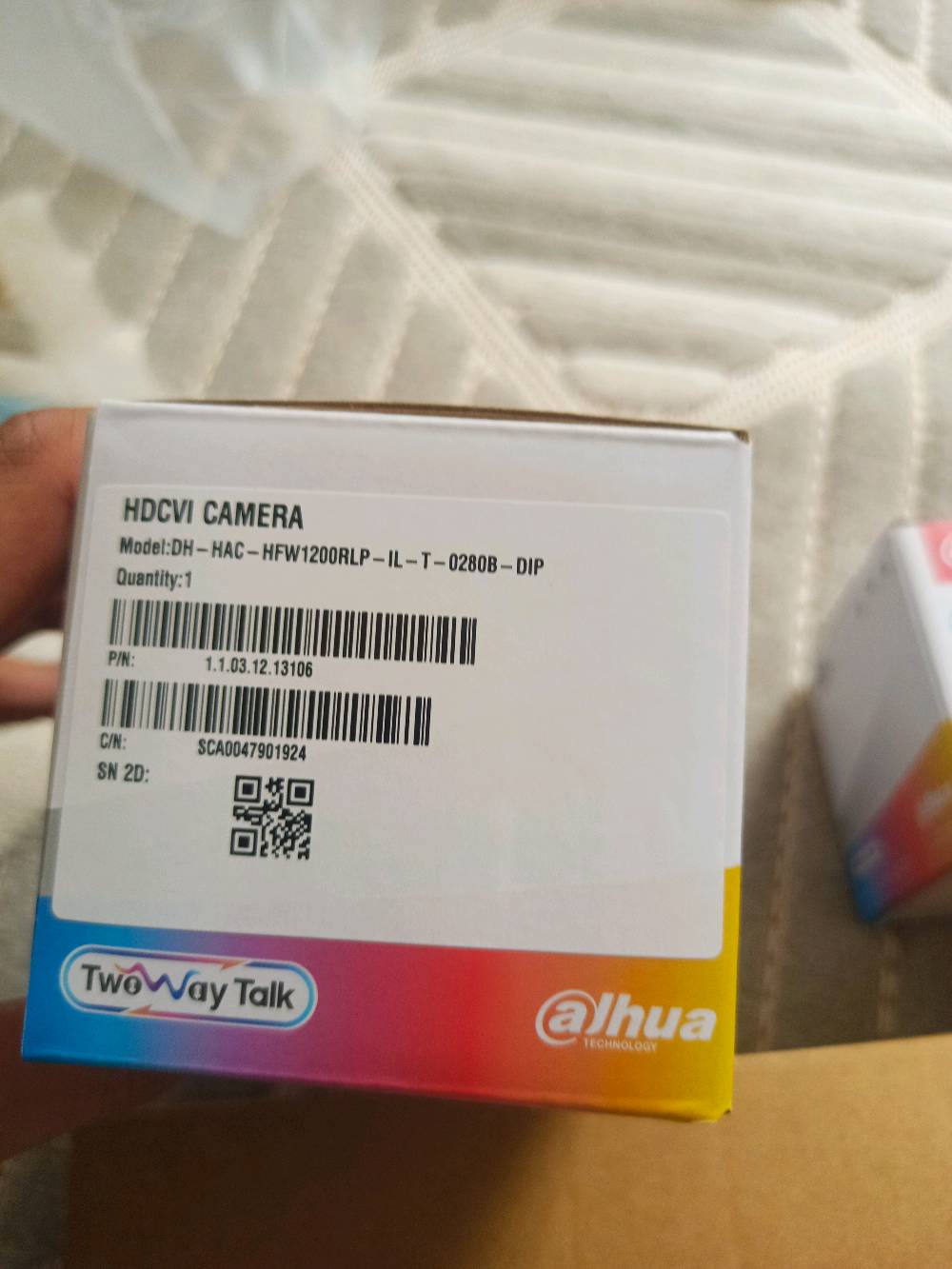 :📢 . سلام عليكم اشتريت منظومة كاميرات كاملة من شركة داهوا المعروفة وهاي صورة الكارتونة كدامكم بالمنشور. استخدمت اللي أحتاجه وبقى عندي كامرتين زايدات ما شديتهم أصلاً، بعدهم جديدات بغلاف الشركة وبالباكيت مالتهم وما مفتوحات نهائياً  وياهم بوكس وبيهم ضمان سنة من شركة موجود وصل  و مكاني النجف . ، بالإضافة إلى الكيبلات مالتهم الأصلية بطول 15 متر، يعني حاجة كاملة مكملة وجاهزة للشد فوراً.🔍 تفاصيل ومواصفات الكاميرات:الشركة المصنعة: داهوا الغنية عن التعريف بالمتانة والأمان.نوع المنظومة: HDCVI من جيل الذكاء الاصطناعي الحديث.جودة الصورة: تصفية عالية وصورة واضحة جداً تكشفلك كل التفاصيل بالنهار وبالليل بدقة فول إتش دي [1.1.10، 1.2.6].🧠 مميزات وتكنولوجيا الكاميرات:نظام Wiz Sense الذكي:هذا النظام مو مثل الكاميرات القديمة تظل تدز تنبيهات على كل ركضة بزونة أو حركة شجرة. نظام الذكاء الاصطناعي بيه خاصية تفهم وتميز حركة البشر والسيارات فقط [1.1.2، 1.1.7]، يعني من يجيك تنبيه تأكد اكو حركة حقيقية ومهمة يم بيتك أو محلك وبنفس الوقت يوفر بمساحة التخزين بالهارد [1.2.4، 1.3.4].خاصية الصوت المتبادل والتحدث الشامل:هاي الميزة تخليك مو بس تشوف، تكدر تسمع وتحچي بنفس الوقت. والأحلى من هذا تكدر تحچي ويا الشخص المقابل وتسمعه مباشرة من خلال الموبايل وأنت برا، أو من خلال الشاشة المربوطة بالمنظومة داخل البيت أو المحل يعني التحكم كامل من الشاشة ومن التلفون. .🛡️ الضمان والملحقات:الضمان: بيهم ضمان لمدة سنة كاملة من شركة الفصول الاربعة، وصورة وصل الشراء الرسمي موجودة وادزها للشراي على خاص راسلوني خاص او على واتساب افضل رقمي ***********