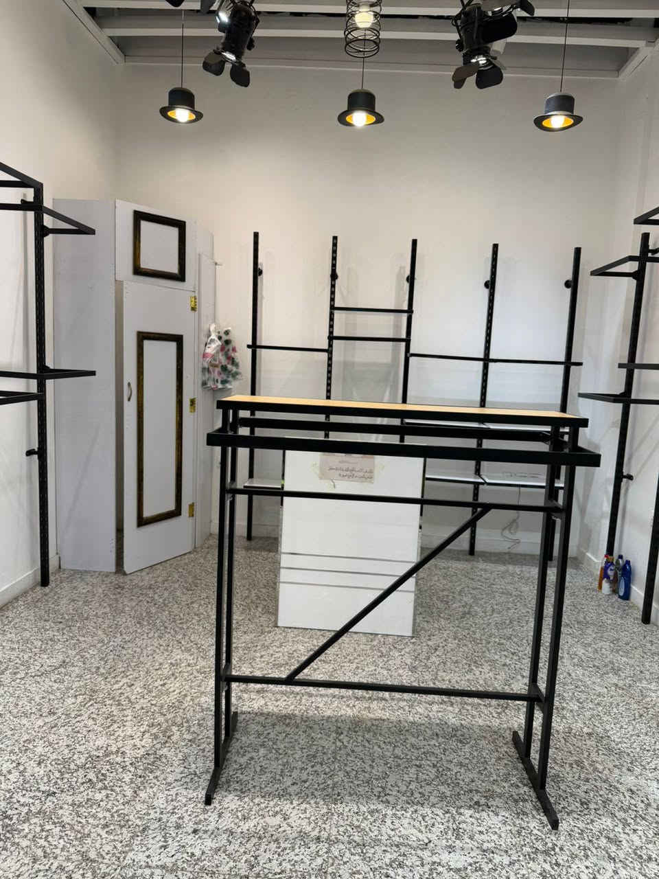 السلام عليكم ديكور كامل للبيع يشمل استاندات ورفوف طياري +رفوف مري +ميز +ستاند وسط العنوان زيونة شارع الربيعي للاستفسار الاتصال على رقم *********** وبالعافية على الي يصير من نصيبة
