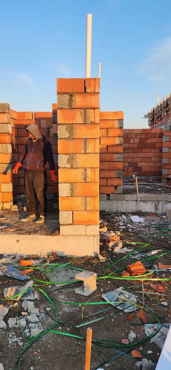 السلام عليكم كادر بناء شقل درجة أولى أسعارها مناسبه انجاز سريع  للاستفسار الاتصال *********** يوجد واتساب أو مراسلة الصفحة
