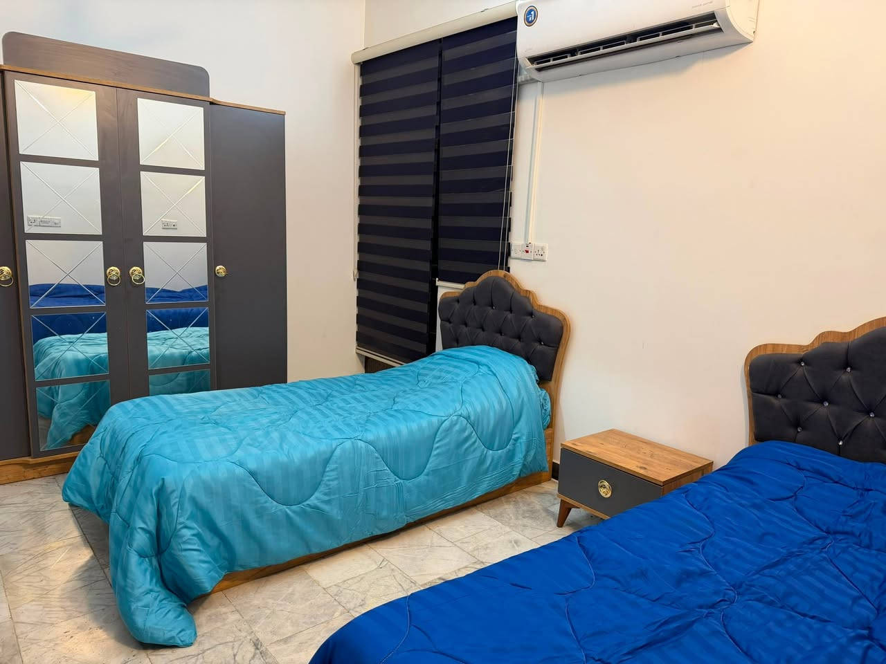 � شقق مؤثثة للإيجار – الكرادة 🏠
✅ غرفتان نوم

✅ صالة مريحة

✅ مطبخ متكامل

✅ حمام

✅ مؤثثة بالكامل وجاهزة للسكن

✅ مناسبة للعوائل والسكن الهادئ.

📞 للاستفسار والحجز:

***********

🏢 كما يمكنكم زيارة مكتبنا للاستفسار والحجز على العنوان التالي:

الكرادة داخل - مجاور دايموند مول / شارع علاء حداد.

🔹 شقق نظيفة ومجهزة بالكامل وجاهزة للسكن الفوري.

🔹 العدد محدود، والأولوية للحجز المؤكد.

🔹 أهلاً وسهلاً بكم في أي وقت للاستفسار أو المعاينة.
