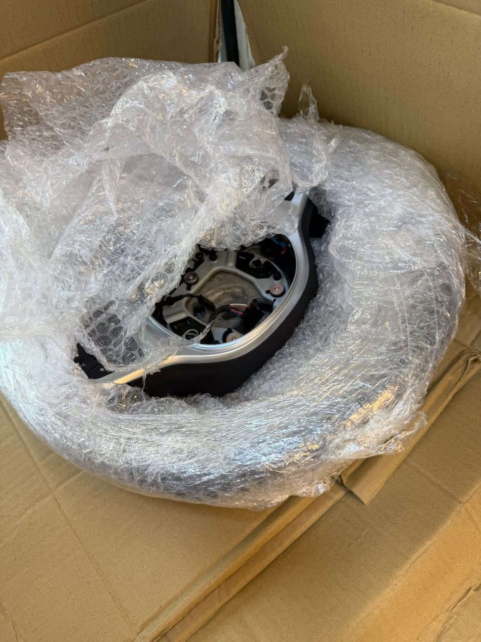 السلام عليكم 
للبيع ..-
 درگه ستيرن الكنتارا + جلد M (كوبي ماستر +A ) تايلندي ترهم  G30 -  G05 X5- G06 X6 من 2020 وترهم لاغلب الموديلات اشتريتها لسيارتي بس مبيها قيادة آليه 
 السعر 350.000 الف !


**إذا كنت صاحب هذا الإعلان وتريد حذفه لأي سبب، رجاءا أرسل رسالة إلى الدعم الفني**