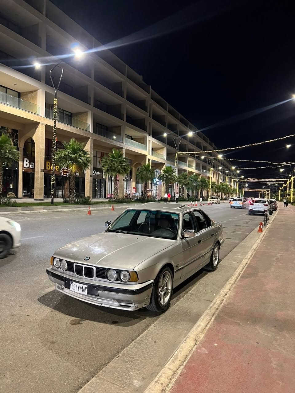 کاکە بەناوی خوا 
BMW1991 525i
سەیارە کە دینار مەسروفی تانیە 
ئارم پلاستی کی سلێمانیە 
چوار ویلو تایەی نوێی لەسەرە
سەیارەیەکی گەنجانەو جوانە .
***********
