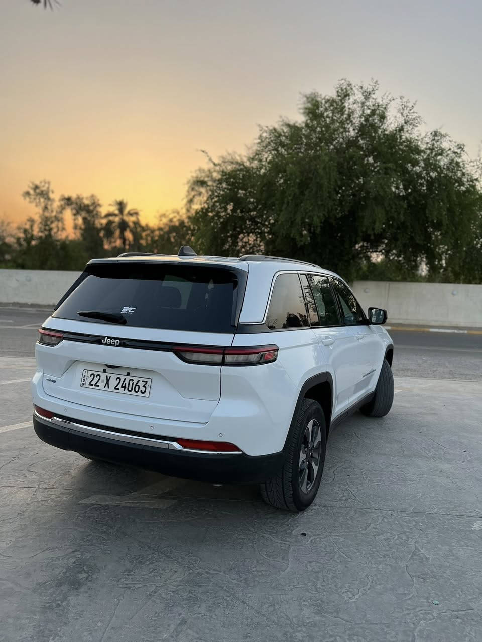 للبيع Jeep Cherokee 2025 🇺🇸
المواصفات:
• وارد أمريكي
• محرك هايبرد مع إمكانية الشحن
• فول مواصفات
• سقف بانوراما
• مقاعد جلد كهربائية
• تبريد للمقاعد
• ويل كب
• حساسات أمامية وخلفية
• رادارات متطورة
• رادار أمامي
• كاميرا خلفية
• 3 أنظمة قيادة

الحالة:
• الممشى: 15 ألف
• حادثة خفيفة (بنيد وصبغ فقط)
• بدون إيرباك
• صبغ من امريكا  الجاملغ الأيمن والباب الخلفي جهة السائق
• بدون شواصي
• السيارة بحالة جيدة وواحد على واحد

السعر:
💰 328 ورقة قابل للتفاوض للجادين

الموقع:
📍 بغداد

للاستفسار:
📞 ***********
