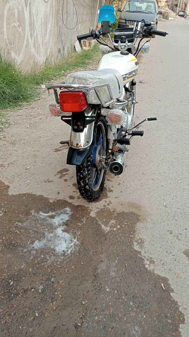 السلام عليكم ايراني للبيع الدراجه نضيفه مامتعوبه موديل 22بصمه كهربائيات شغاله كله نكره بكل وقت بيه منضومه زنون اصلي 5نمر الدراجه أو مراوس بسكنس مرتبه مو نطيحه أو بيع 650 بيه مجال قليل مكاني بغداد ***********
