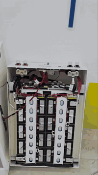 🔋 بطارية اليثيوم من Crown — شوف الجودة بعينك! 🔍
اليوم فتحنا البطارية لنشوف المكونات الداخلية 👇

📦 خلايا جديدة 100% وغير مجددة
🌡️ مزوّدة بـ 4 حساسات حرارة موزّعة على الخلايا لحمايتها من أي ارتفاع بدرجة الحرارة
⚙️ نظام BMS احترافي لمراقبة الخلايا وضمان استقرار الأداء
🔋 شاشة رقمية لعرض نسبة الشحن بدقة
📊 ومؤشر خارجي بسيط لعرض مستوى الشحن بسرعة

كل تفصيل داخل البطارية بيعطيك فكرة عن مدى الجودة اللي بتقدّمها Crown 👑
موثوقية – أمان – أداء مستقر 💪
⚡️ بطارية كراون ليثيوم – القوة والاعتمادية من العراق! ⚡️ ✨

📌 للتواصل والاستفسار:
📞***********
 ***********
  ***********
⭕⭕⭕
 #شركة_الشروق_للطاقه_الشمسيه
#بطارية_كراون #كراون_ # #طاقة_شمسية #ليثيوم #Crown #منظومات_شمسية #بطاريات
#Crown_Micro_Syria #بطاريات_كراون #طاقة_شمسية #بطارية_ليثيوم #BMS #Solar_Syria #طاقة_نظيفة 

---
