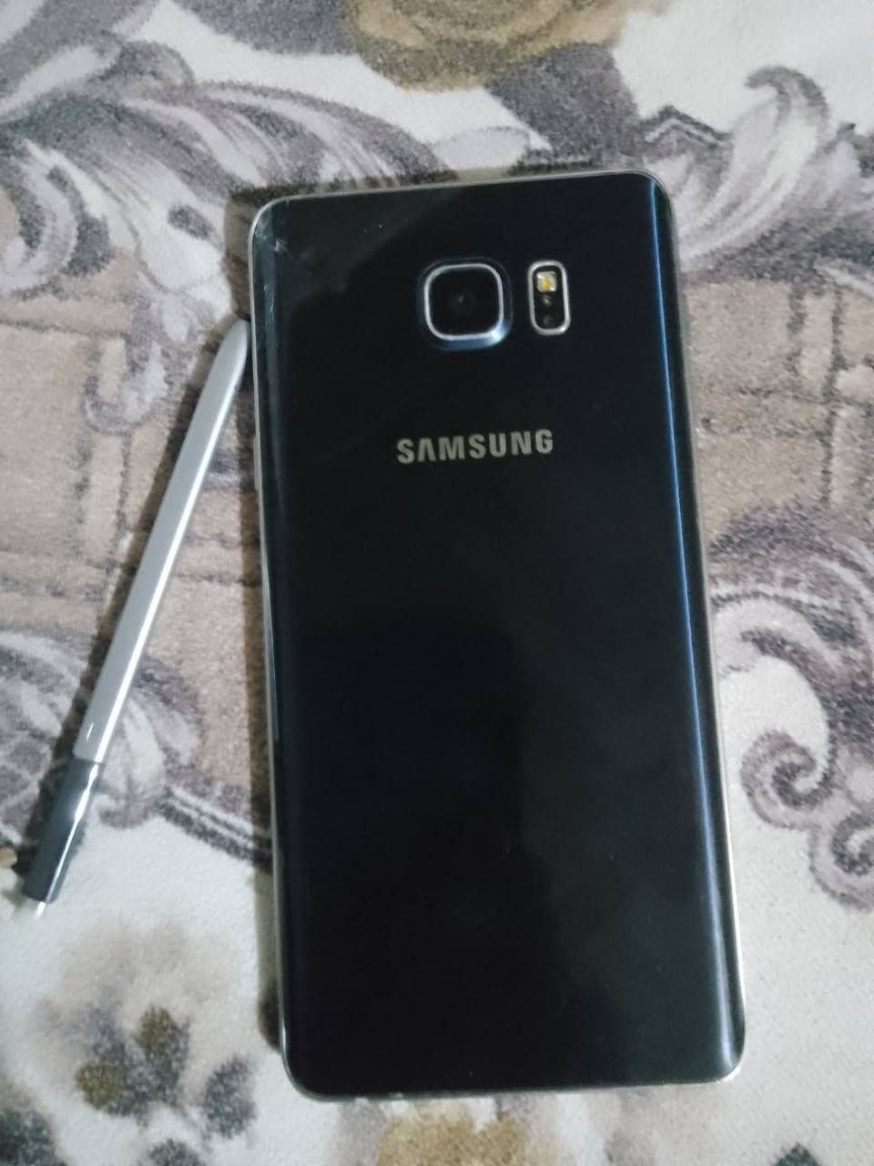 جهاز سامسونج نوت ٥ يرادلو شاشا وباتري السعر ٣٠وبي مجال تواصل عل رقم ***********

