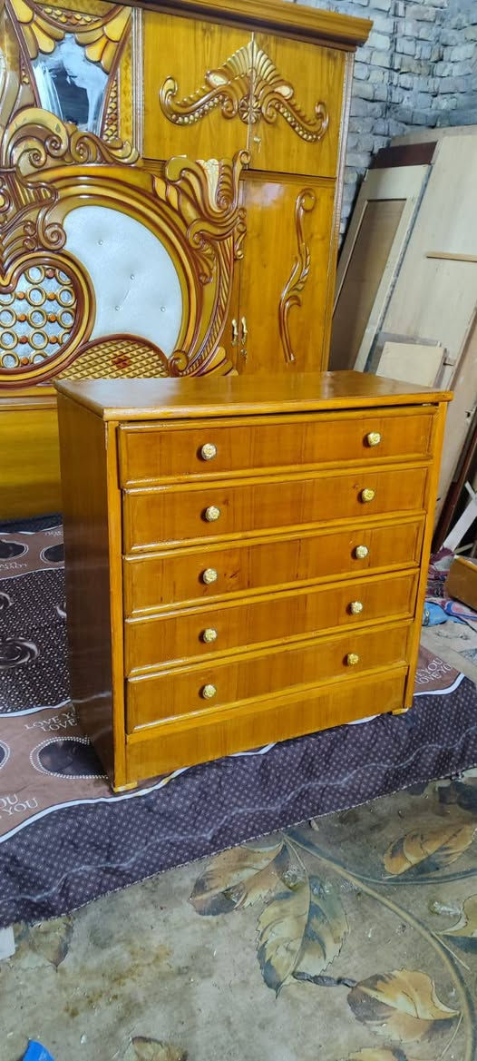 ميز مجرات نظيف سعره ٣٠ قفل نهايته من لخير متواجد علخاص اكو توصيل رقمي ***********ابو جود يدات جدد صبغ تلميع جديد
