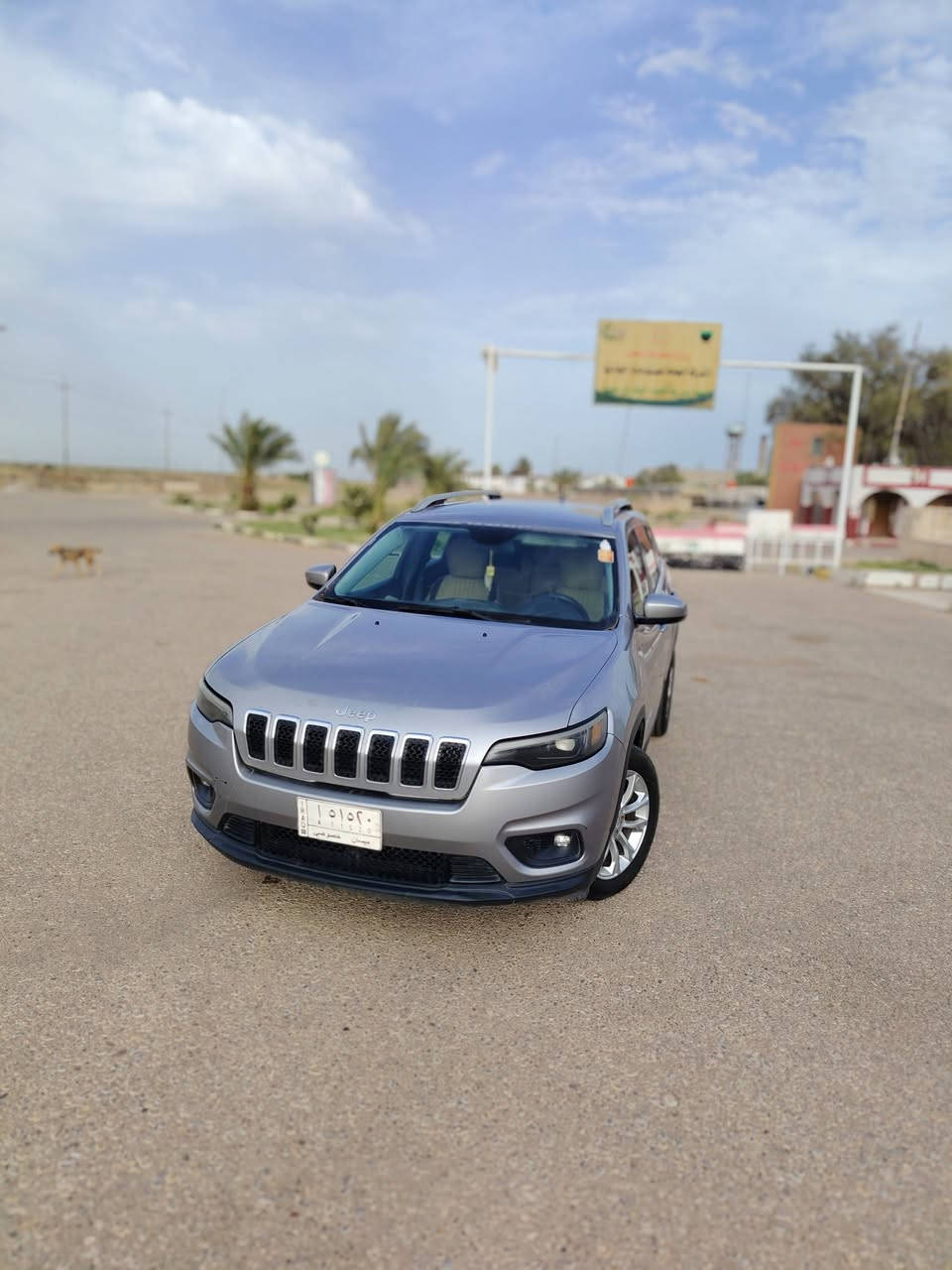 السلام عليكم
جيب شيروكي لاتيود (Jeep Cherokee Latitude) للبيع
​الموديل: الشكل الجديد (وارد أمريكي).
​المحرك: 4 سلندر، سعة 2.4 لتر (اقتصادي جداً).
​الناقل: أوتوماتيك 9 سرعات.
​اللون: فضي (سيلفر) / داخلية جلد ومخمل بيج نظيفة جداً.
​المواصفات: شاشة ذكية (Apple CarPlay / Android Auto)، تحكم ستيرن كامل، مثبت سرعة، ويلات 17، كشافات ومصابيح LED.
​📋 حالة السيارة (تقرير السونار والحادث):
​الحادث خلفي فقط (جاملغ خلفي أيمن وباب الصندوق). مكاني السياره ميسان سعر ١٢٥ $ و بيه مجال


**إذا كنت صاحب هذا الإعلان وتريد حذفه لأي سبب، رجاءا أرسل رسالة إلى الدعم الفني**