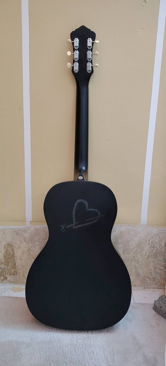 🎸 جيتار أنيق للبيع
للبيع جيتار بحالة ممتازة من علامة Recording King المعروفة بجودتها وصوتها الرائع 🎶 تصميم كلاسيكي بلون أسود جذاب وصوت نقي ودافئ يناسب جميع المستويات، من المبتدئ إلى المحترف.

✨ المميزات:

- شكل أنيق وفخم
- صوت واضح وقوي
- جاهز للعزف مباشرة
- استخدام خفيف وحالة نظيفة

🎁 معاه إضافات مهمة:

- أوتار جديدة إضافية 🎶
- كابو (Capo)
- جهاز تيونر رقمي لضبط الأوتار 🎵
- أدوات ومفاتيح تغيير الأوتار 🔧
- بيكات (ريش عزف)
- قطع احتياط (Pins + Saddle)

💰 السعر: 250,000 د.ع
📌 يوجد مجال للتفاوض

📩 للتواصل على الخاص


**إذا كنت صاحب هذا الإعلان وتريد حذفه لأي سبب، رجاءا أرسل رسالة إلى الدعم الفني**