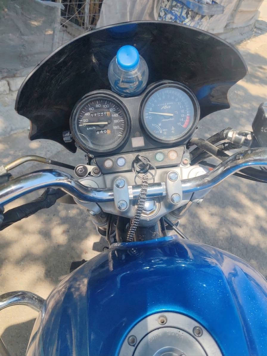 جوة السوك 🔥🔥بلاش 
CB4 Honda هوندا 
حجم المحرك 
Crash bars 400cc
السعر 13ونص بيع فقط 💙
بدون رقم اوراق كامله 
موديل 2012 جدا نضيفه abs
محرك كير مكفول كهربيات شغاله 
نوزل (حقن وقود)  ستان حساس 
كزوز بلادي صوت طرب 
درع امامي خلفي دراجه مال جناي
مكاني بغداد البياع الشهداء
***********
