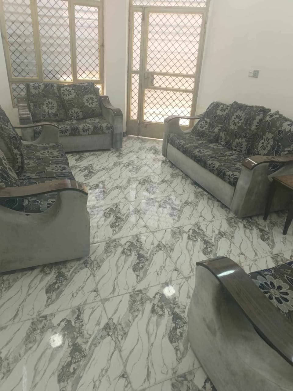 بيت للبيع مساحه 120 متر طابو ملك صرف سند مستقل العنوان شهداء البياع شارع المظخه الاول الفرع الرابع خلف اسواق الطائي يتكون من مطبخ وصاله وهول وغرف نوم عدد٢ وصحيات عدد٣ وحمامات عدد٢ للاستفسار الاتصال على الرقم ***********

