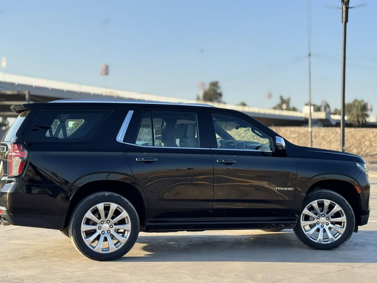 🚗 للبيع – شفروليه تاهو 2023 فل كامل
🔹 وارد: وكالة خليجي (شركة المنصور)
🔹 الموديل: 2023
🔹 الممشى: 52,000 كم
🔹 الحالة: نظيفة جداً / استخدام شخصي

✨ المواصفات (فل كامل):
 • محرك V8 سعة 5.3   قوي جداً  
 • جير أوتوماتيك 10 سرعات
 • دبل (دفع رباعي)
 • فتحة سقف (بانوراما)
 • شاشة كبيرة + نظام Apple CarPlay / Android Auto  
 • نظام صوت Bose عالي الجودة
 • كاميرات 360 + حساسات أمامي وخلفي
 • مثبت سرعة + رادار + تحذير تصادم
 • كراسي جلد كهرباء + تبريد وتسخين
 • تشغيل بصمة + دخول ذكي
 • شاشة عدادات ديجيتال
 • تبريد خلفي + 3 صفوف (7-8 ركاب)
 • شاشات خلفية للترفيه
 • هيد أب دسبلي (عرض على الزجاج)
 • نظام تعليق مريح (Magnetic Ride / Air Ride)  
 • ثلاجة وسطية  

💰 السعر: 51,000 دولار (قابل للتفاوض)

📍 الموقع: بغداد

الملاحظات / درجة صبغ عالية ( دبل كود ) + رصعات ساحبهن pdr

📞 للاستفسار: خاص أو اتصال ***********
