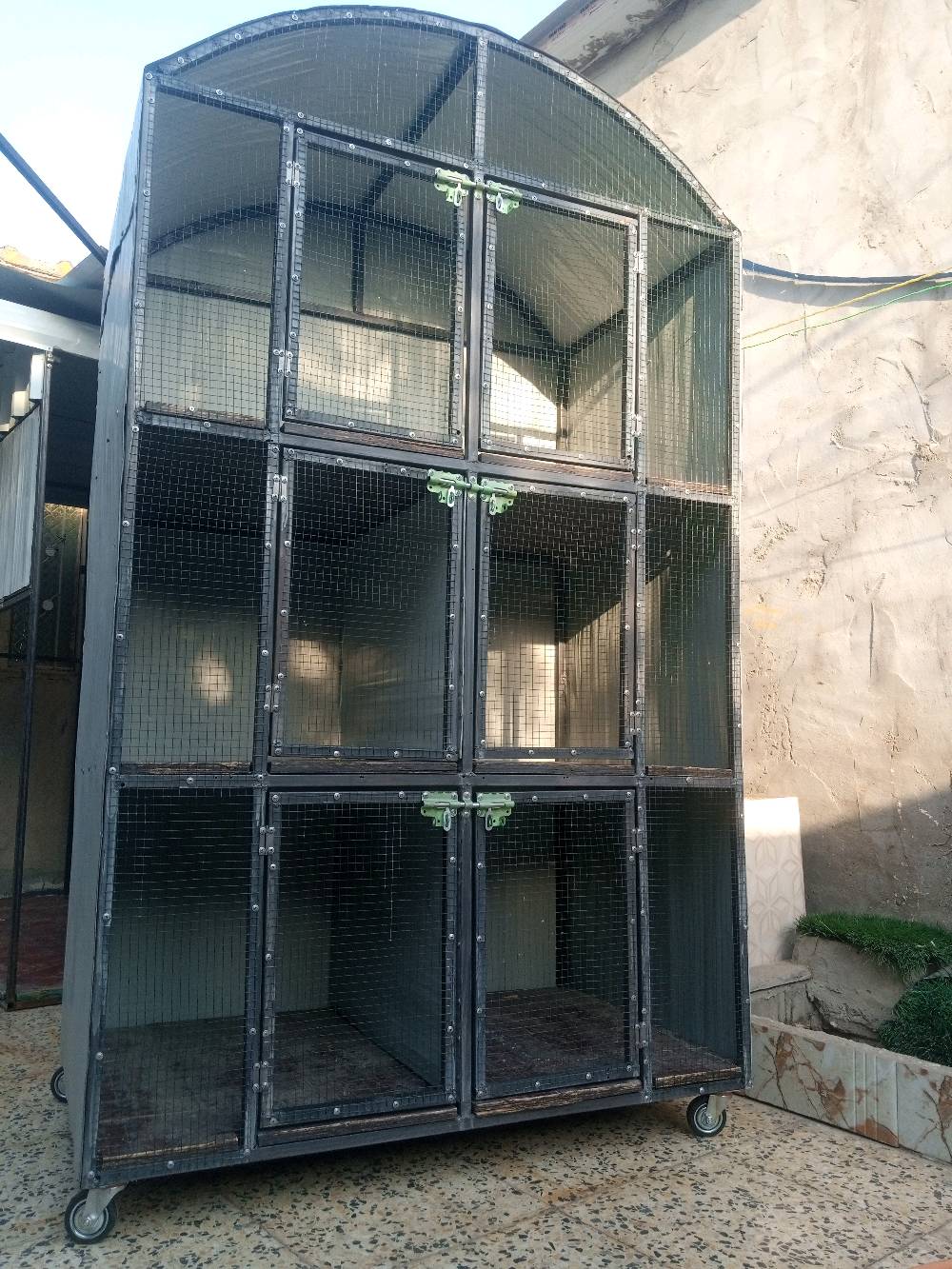 هذا قفص حديث ومتين متعدد الطبقات مناسب لتربية الطيور أو الحيوانات الصغيرة. يحتوي على تصميم شبكي يضمن التهوية الجيدة وسهولة التنظيف. القفص مجهز بعجلات لسهولة النقل، وهو مناسب للاستخدام الداخلي والخارجي. فرصة رائعة لمحبي تربية الطيور والحيوانات.

