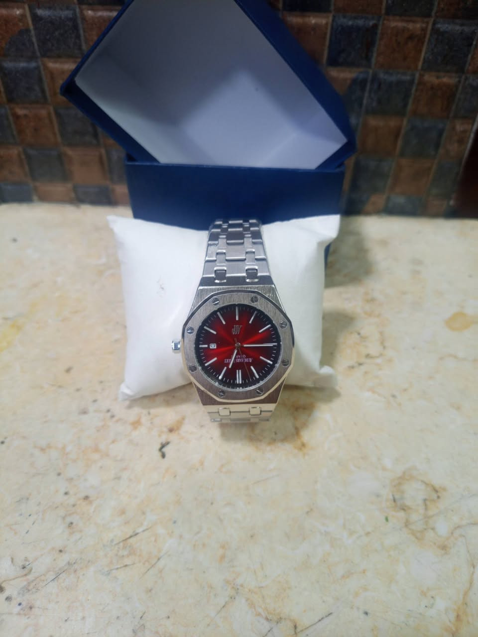 ساعات للبيع ماركه اصليه سعر الوحده 25 توصيل 5 داخل بغداد الي يريد يتصل عله الرقم بي وتساب ***********
