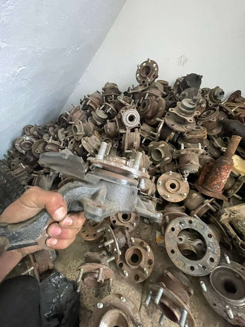 السلام عليكم بولبرنات العدد 300 جميع السيارات الكوري  تفصيخ نضاف جداًاً ابيعهم شلع. استفسار هـ ***********. وبلخدمه
